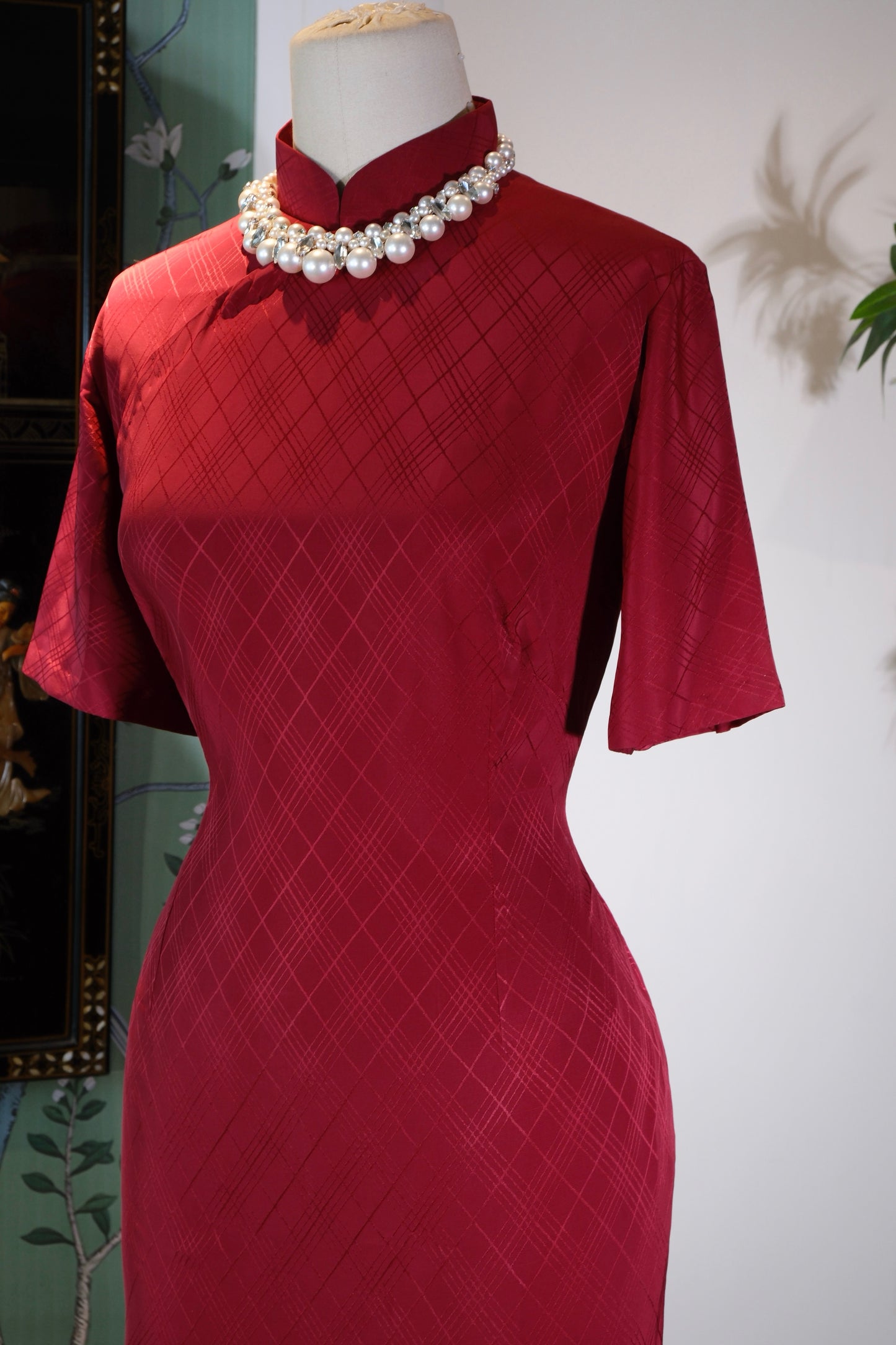 【赤色菱纹·六十年代台湾提花旗袍】| The Crimson Rhombus: A 1960s Taiwan-Produced Jacquard Qipao