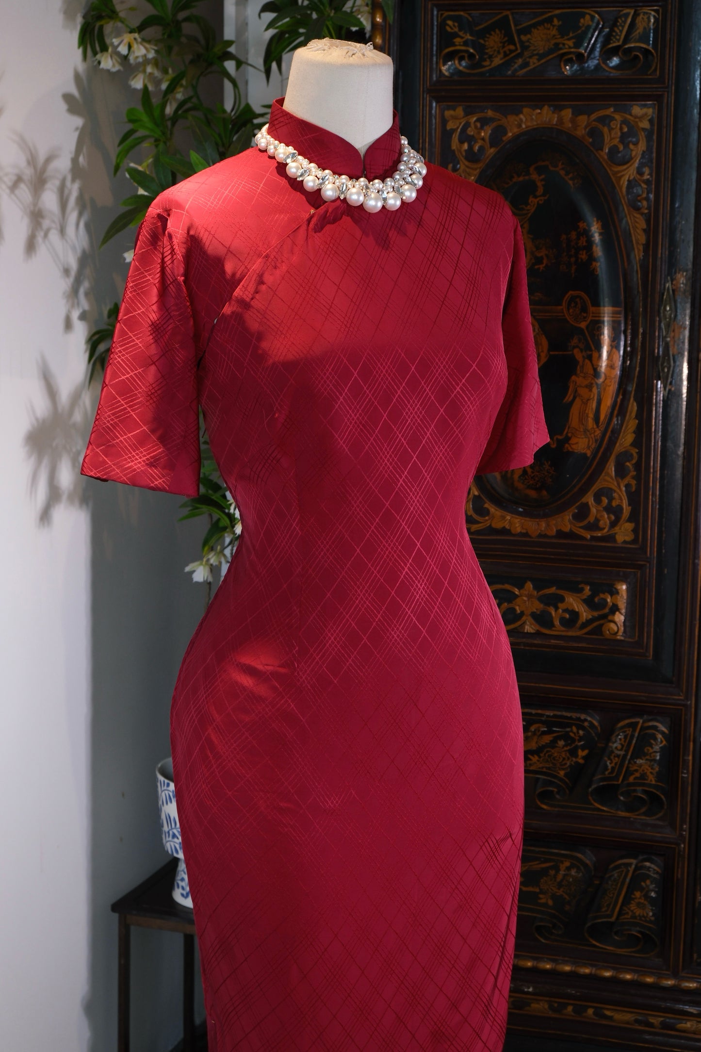 【赤色菱纹·六十年代台湾提花旗袍】| The Crimson Rhombus: A 1960s Taiwan-Produced Jacquard Qipao