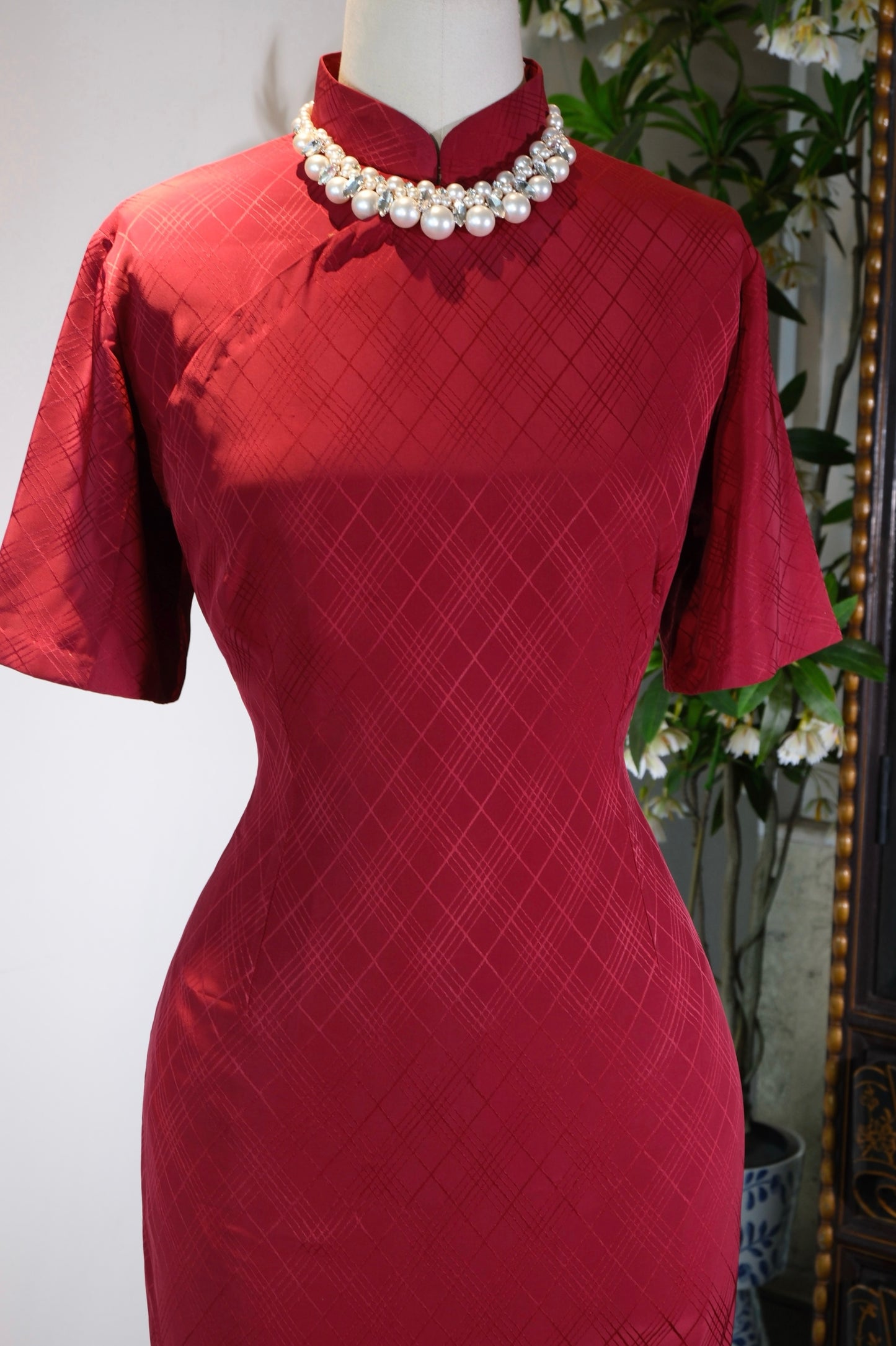 【赤色菱纹·六十年代台湾提花旗袍】| The Crimson Rhombus: A 1960s Taiwan-Produced Jacquard Qipao