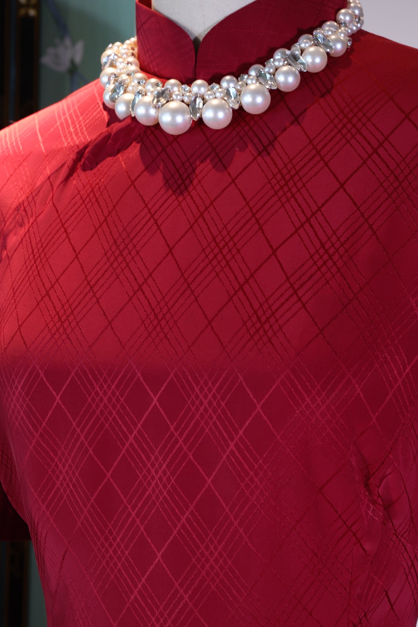 【赤色菱纹·六十年代台湾提花旗袍】| The Crimson Rhombus: A 1960s Taiwan-Produced Jacquard Qipao