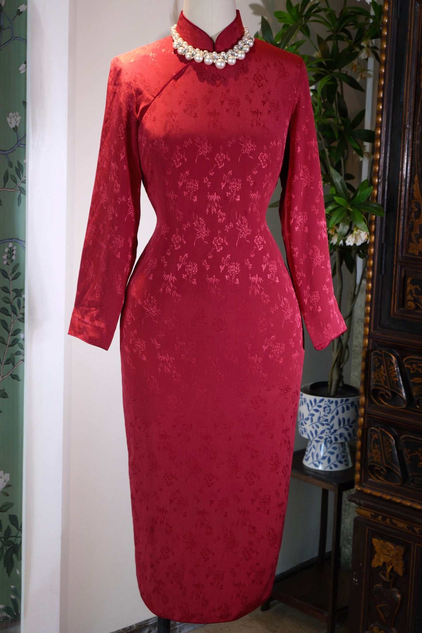 【岁月织锦·六十年代港产暗纹提花线香绲旗袍】| Woven Brocade of Time: A 1960s Hong Kong-Produced Damask Jacquard Qipao with "Incense-Line" Piping