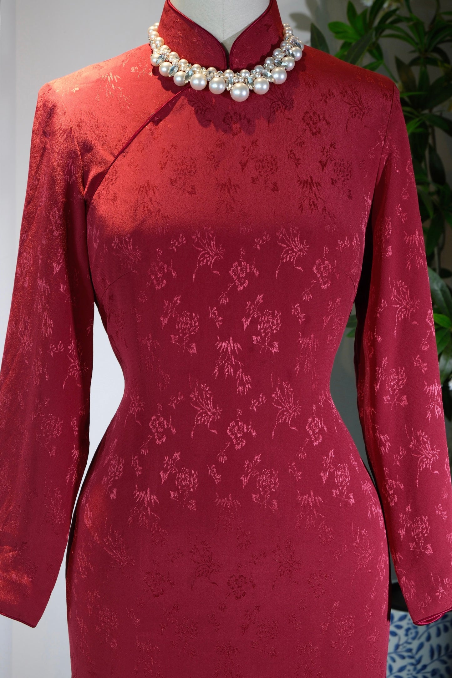 【岁月织锦·六十年代港产暗纹提花线香绲旗袍】| Woven Brocade of Time: A 1960s Hong Kong-Produced Damask Jacquard Qipao with "Incense-Line" Piping