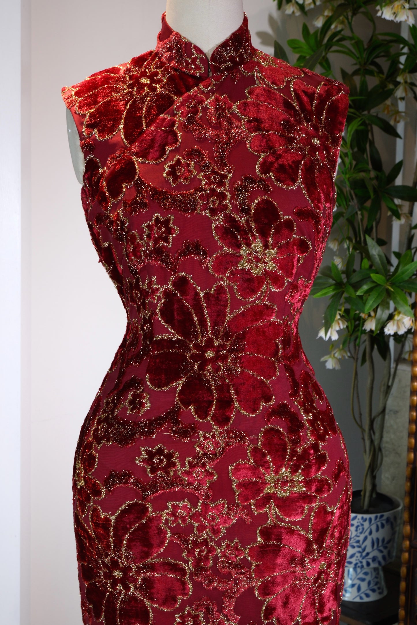 《醉红鎏金：六十年代意产烧花丝绒旗袍的跨洋传奇》|  Saturated Crimson and Loomed Gold: The Trans-Oceanic Legend of a 1960s Italian Devoré Velvet Qipao