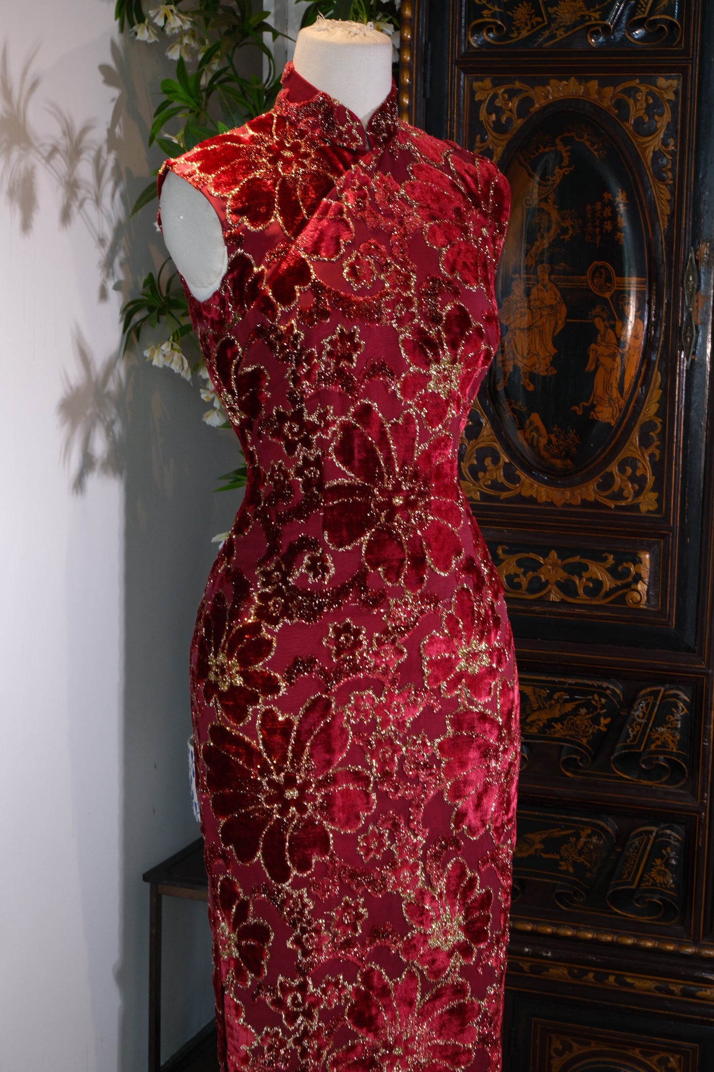 《醉红鎏金：六十年代意产烧花丝绒旗袍的跨洋传奇》|  Saturated Crimson and Loomed Gold: The Trans-Oceanic Legend of a 1960s Italian Devoré Velvet Qipao