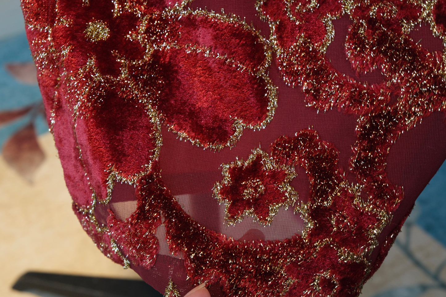 《醉红鎏金：六十年代意产烧花丝绒旗袍的跨洋传奇》|  Saturated Crimson and Loomed Gold: The Trans-Oceanic Legend of a 1960s Italian Devoré Velvet Qipao
