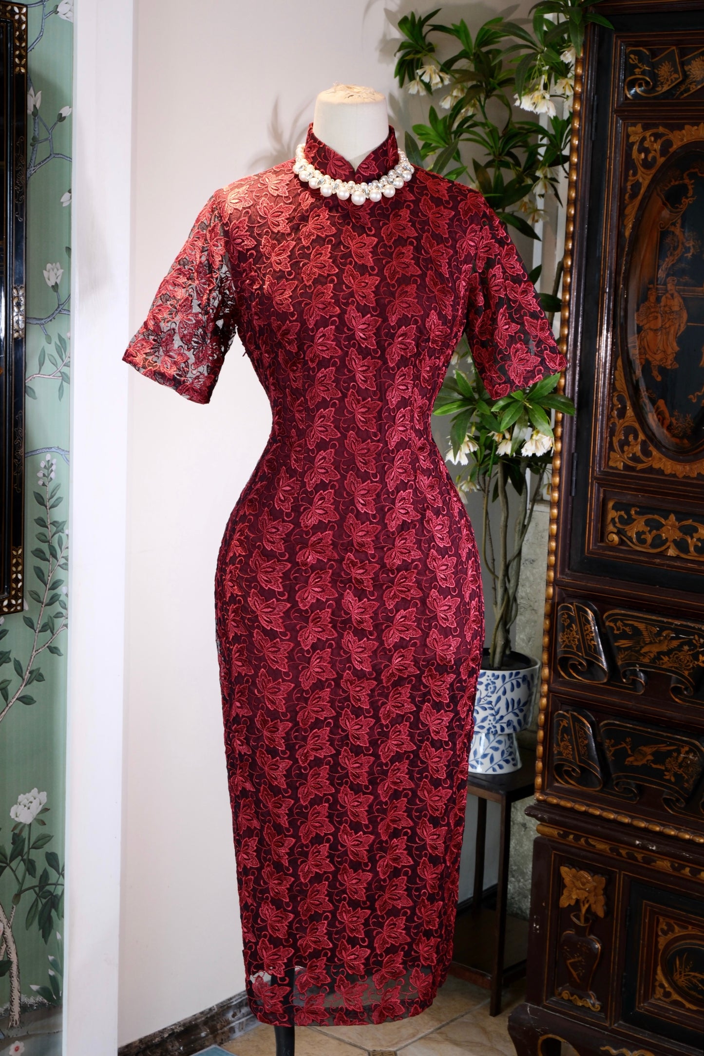 《枫叶红妆·岁月流金——六十年代台产古董旗袍》| Maple Leaves and Crimson Finery — The Golden Age of a 1960s Taiwan-Produced Antique Qipao