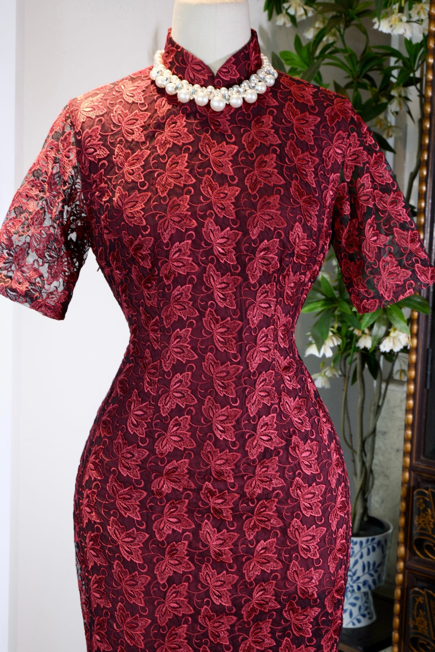 《枫叶红妆·岁月流金——六十年代台产古董旗袍》| Maple Leaves and Crimson Finery — The Golden Age of a 1960s Taiwan-Produced Antique Qipao