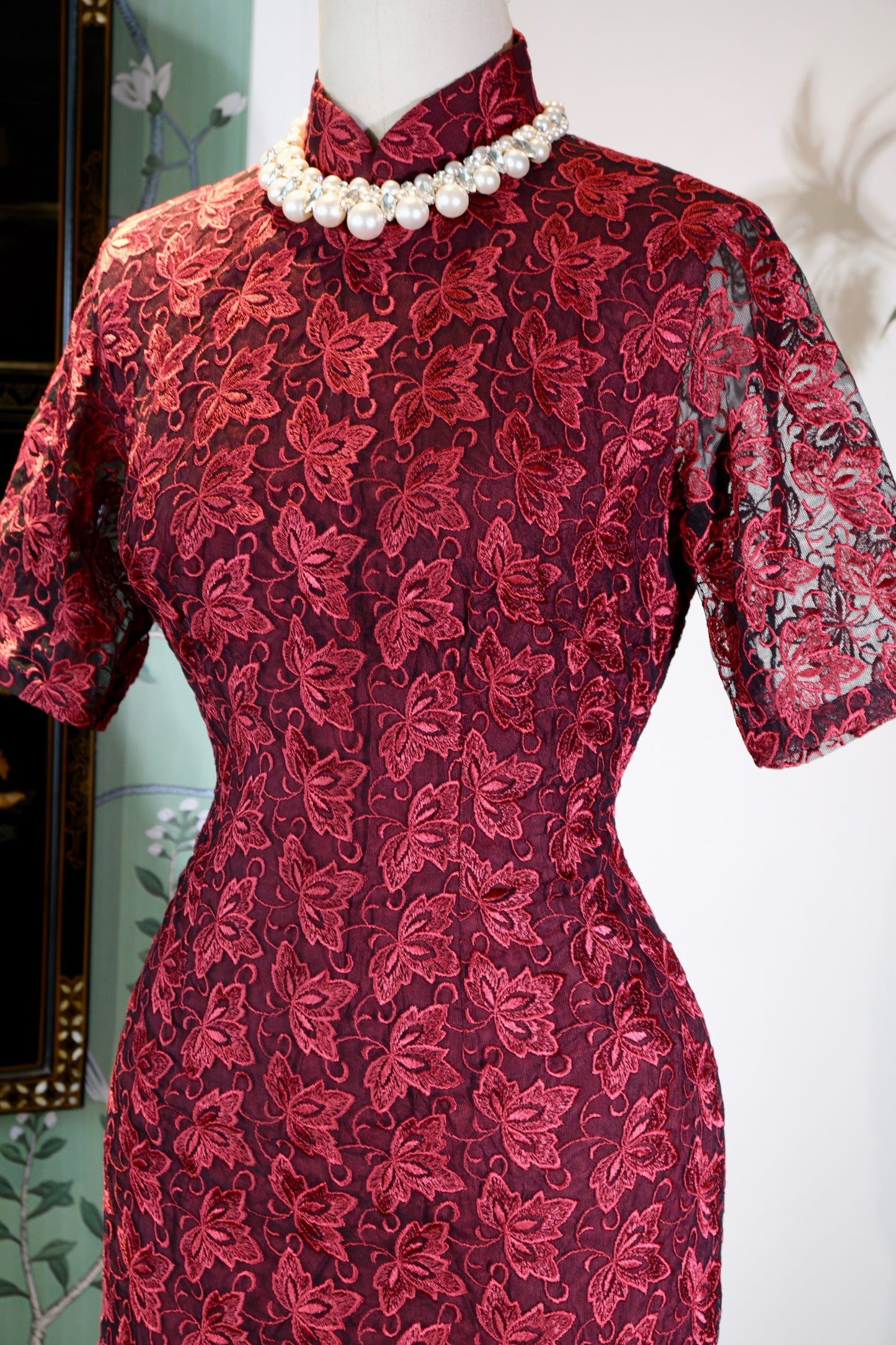 《枫叶红妆·岁月流金——六十年代台产古董旗袍》| Maple Leaves and Crimson Finery — The Golden Age of a 1960s Taiwan-Produced Antique Qipao