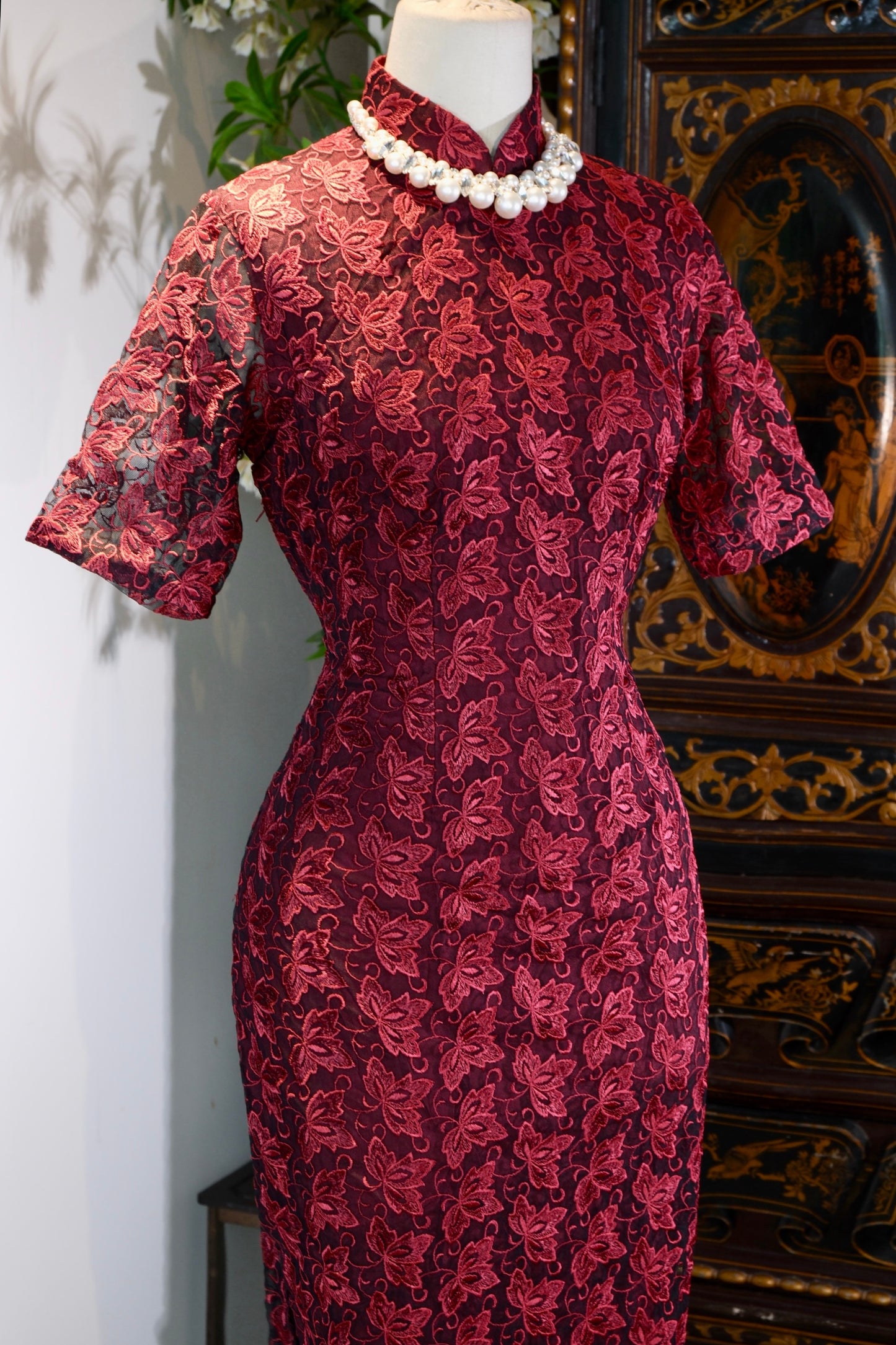 《枫叶红妆·岁月流金——六十年代台产古董旗袍》| Maple Leaves and Crimson Finery — The Golden Age of a 1960s Taiwan-Produced Antique Qipao