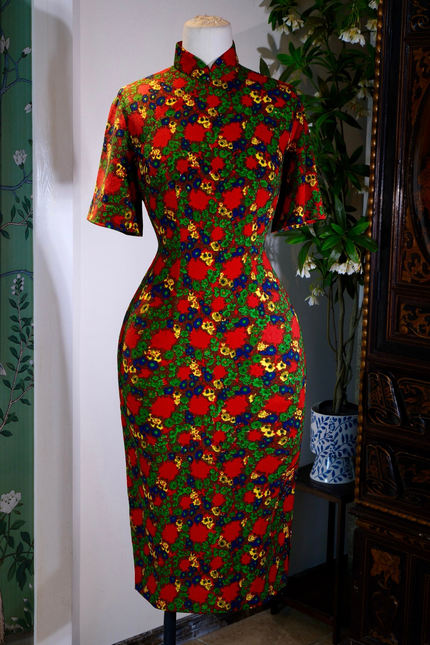 【六十年代台湾古董旗袍·童趣撞色水彩花卉】| Childhood Whimsy and Chromatic Contrast: A 1960s Taiwan-Produced Watercolor Botanical Antique Qipao