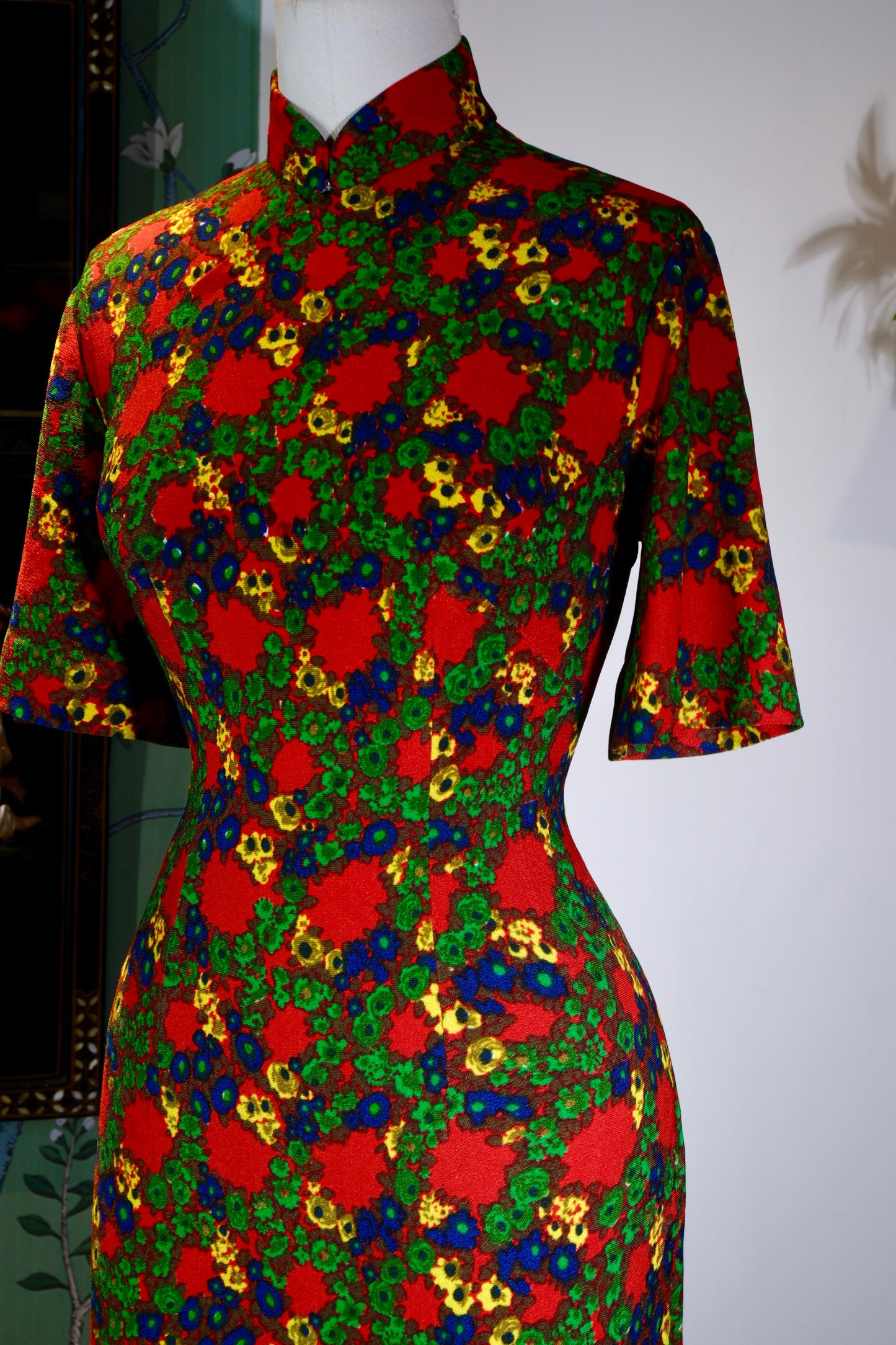 【六十年代台湾古董旗袍·童趣撞色水彩花卉】| Childhood Whimsy and Chromatic Contrast: A 1960s Taiwan-Produced Watercolor Botanical Antique Qipao
