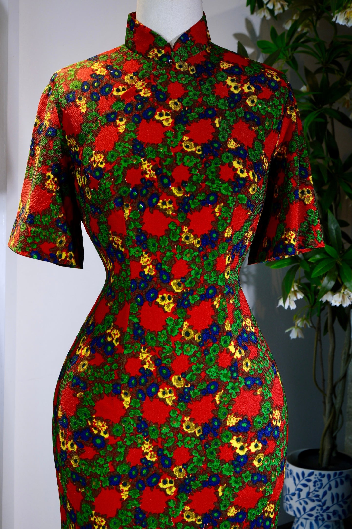 【六十年代台湾古董旗袍·童趣撞色水彩花卉】| Childhood Whimsy and Chromatic Contrast: A 1960s Taiwan-Produced Watercolor Botanical Antique Qipao