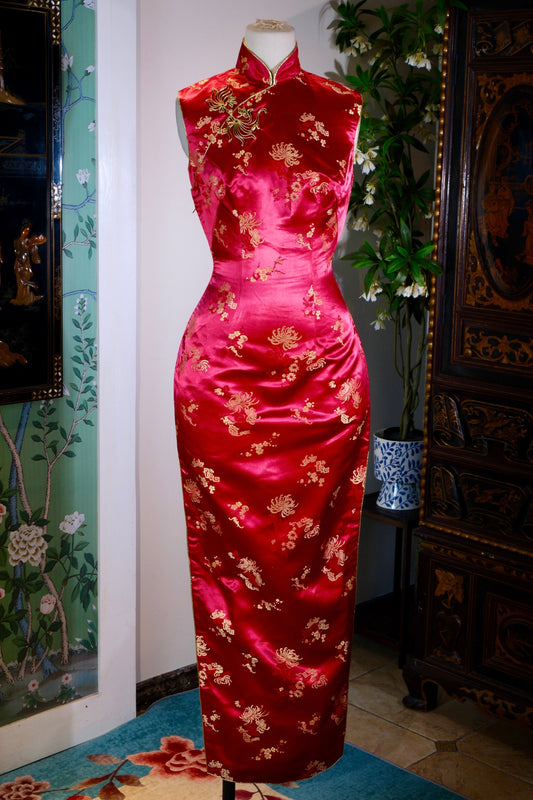 锦瑟华年，台南旧梦——1960s佳美高级织锦缎旗袍考释与鉴赏 | The Splendor of Youth and a Tainan Dream — Historical Annotation and Curatorial Appreciation of a 1960s "Jiamei" High-End Brocade Qipao