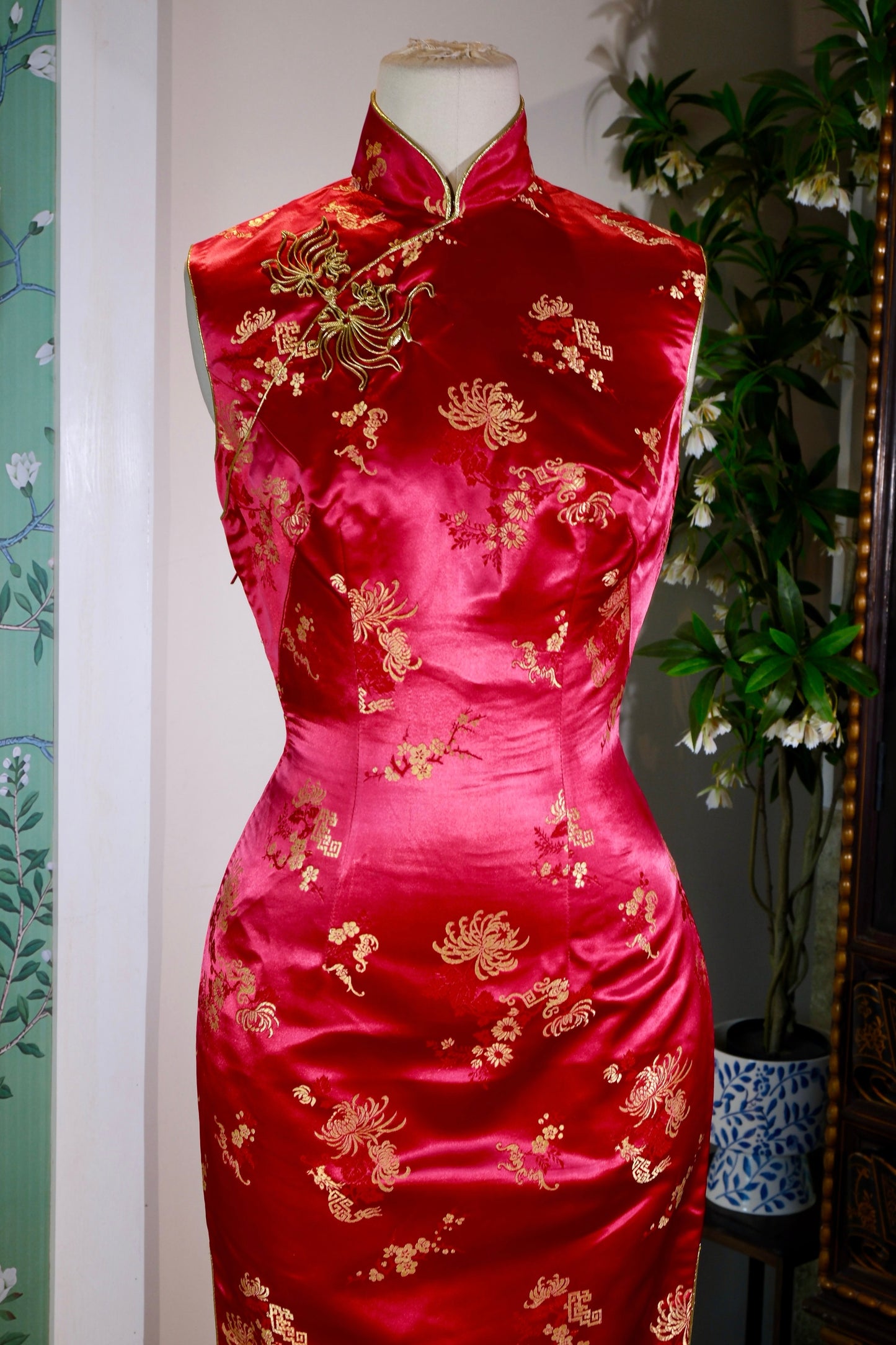 锦瑟华年，台南旧梦——1960s佳美高级织锦缎旗袍考释与鉴赏 | The Splendor of Youth and a Tainan Dream — Historical Annotation and Curatorial Appreciation of a 1960s "Jiamei" High-End Brocade Qipao