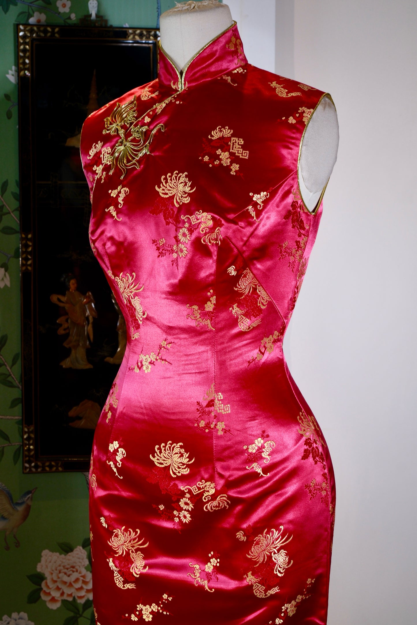 锦瑟华年，台南旧梦——1960s佳美高级织锦缎旗袍考释与鉴赏 | The Splendor of Youth and a Tainan Dream — Historical Annotation and Curatorial Appreciation of a 1960s "Jiamei" High-End Brocade Qipao