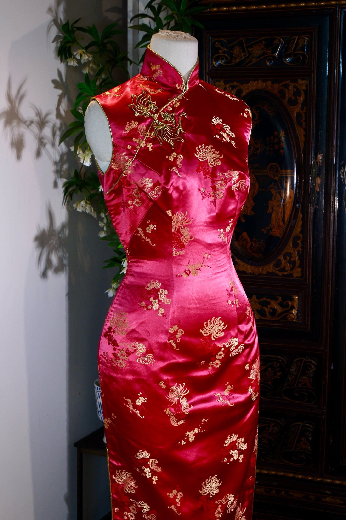 锦瑟华年，台南旧梦——1960s佳美高级织锦缎旗袍考释与鉴赏 | The Splendor of Youth and a Tainan Dream — Historical Annotation and Curatorial Appreciation of a 1960s "Jiamei" High-End Brocade Qipao