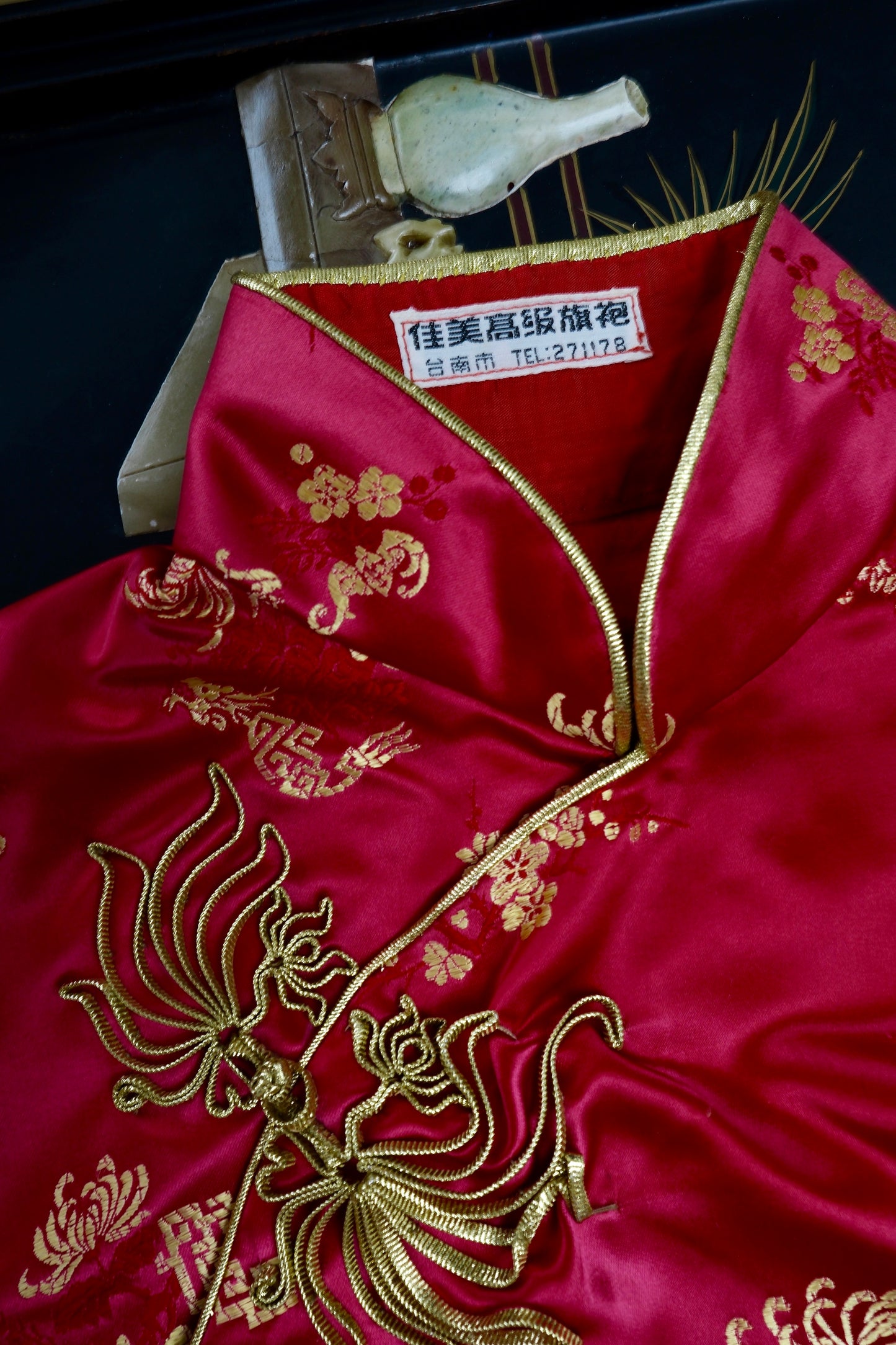 锦瑟华年，台南旧梦——1960s佳美高级织锦缎旗袍考释与鉴赏 | The Splendor of Youth and a Tainan Dream — Historical Annotation and Curatorial Appreciation of a 1960s "Jiamei" High-End Brocade Qipao