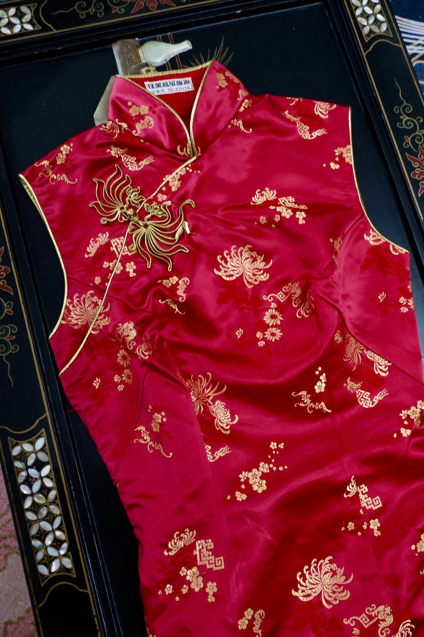 锦瑟华年，台南旧梦——1960s佳美高级织锦缎旗袍考释与鉴赏 | The Splendor of Youth and a Tainan Dream — Historical Annotation and Curatorial Appreciation of a 1960s "Jiamei" High-End Brocade Qipao
