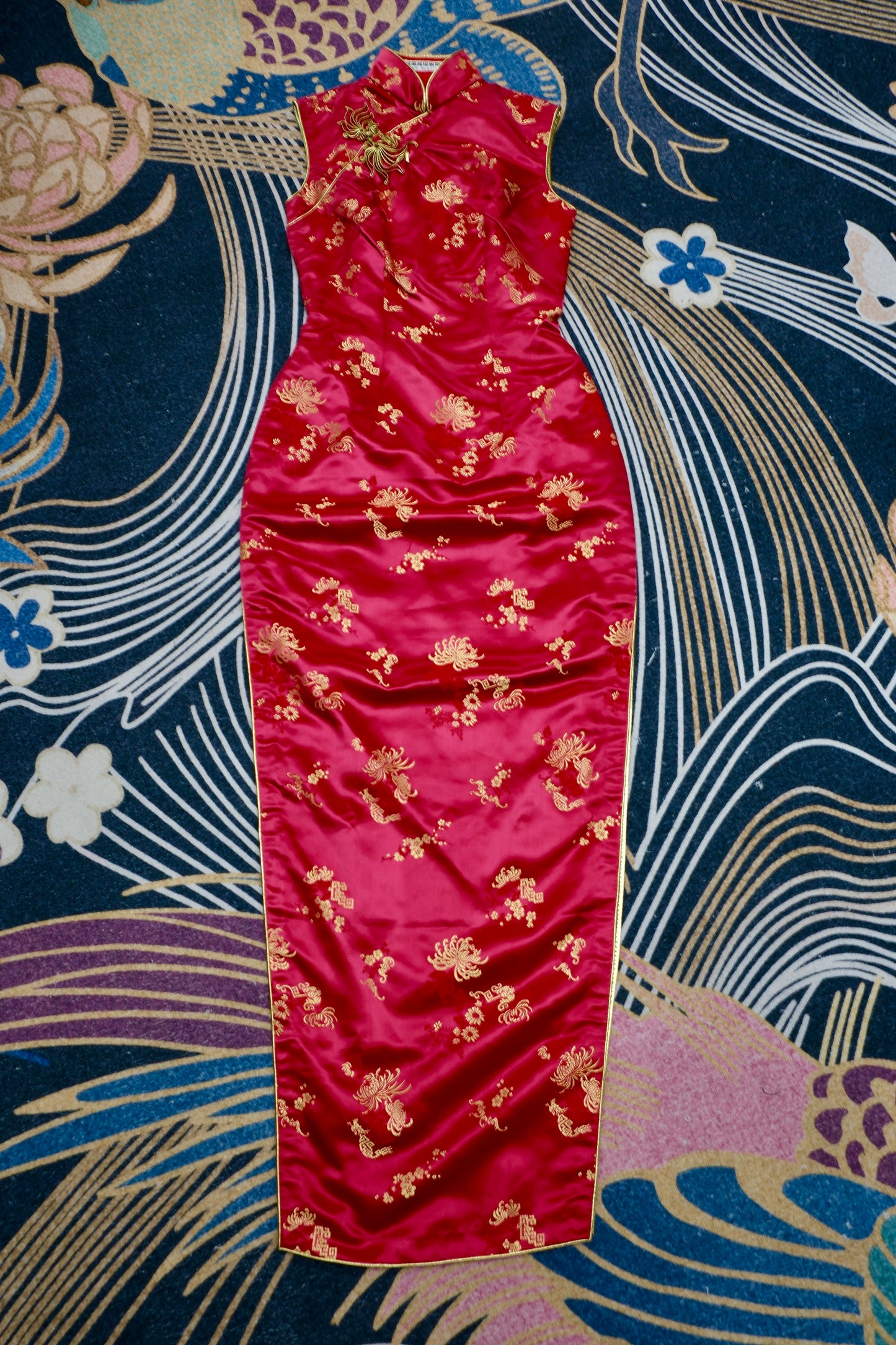 锦瑟华年，台南旧梦——1960s佳美高级织锦缎旗袍考释与鉴赏 | The Splendor of Youth and a Tainan Dream — Historical Annotation and Curatorial Appreciation of a 1960s "Jiamei" High-End Brocade Qipao