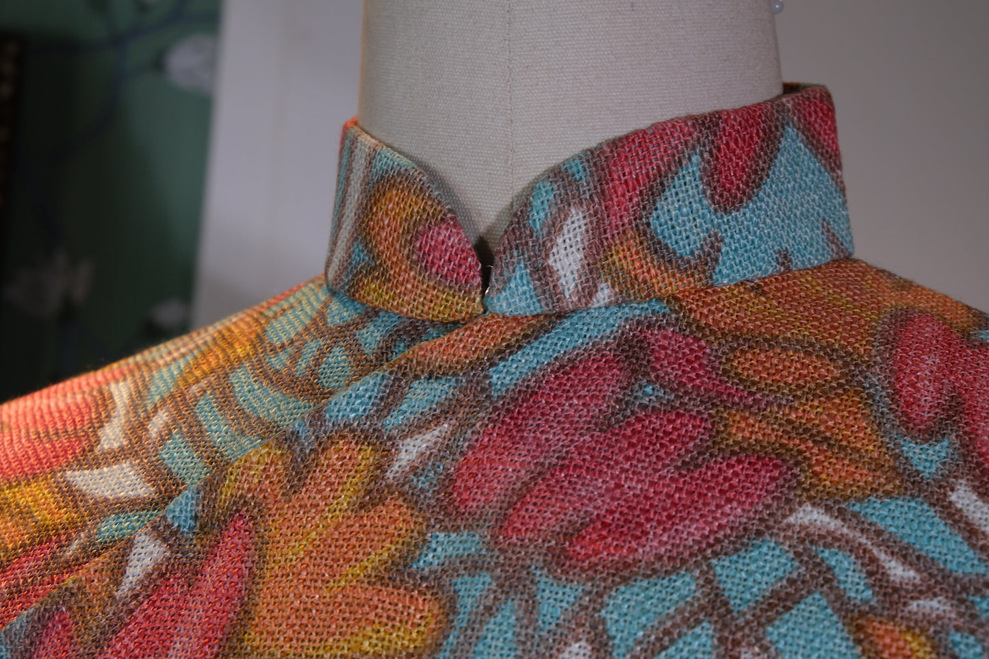 六十年代香江旧梦：童趣亚麻绘出的摩登时光 | A Mid-Century Hong Kong Dream: Modern Splendor Documented in Playful Botanical Linen