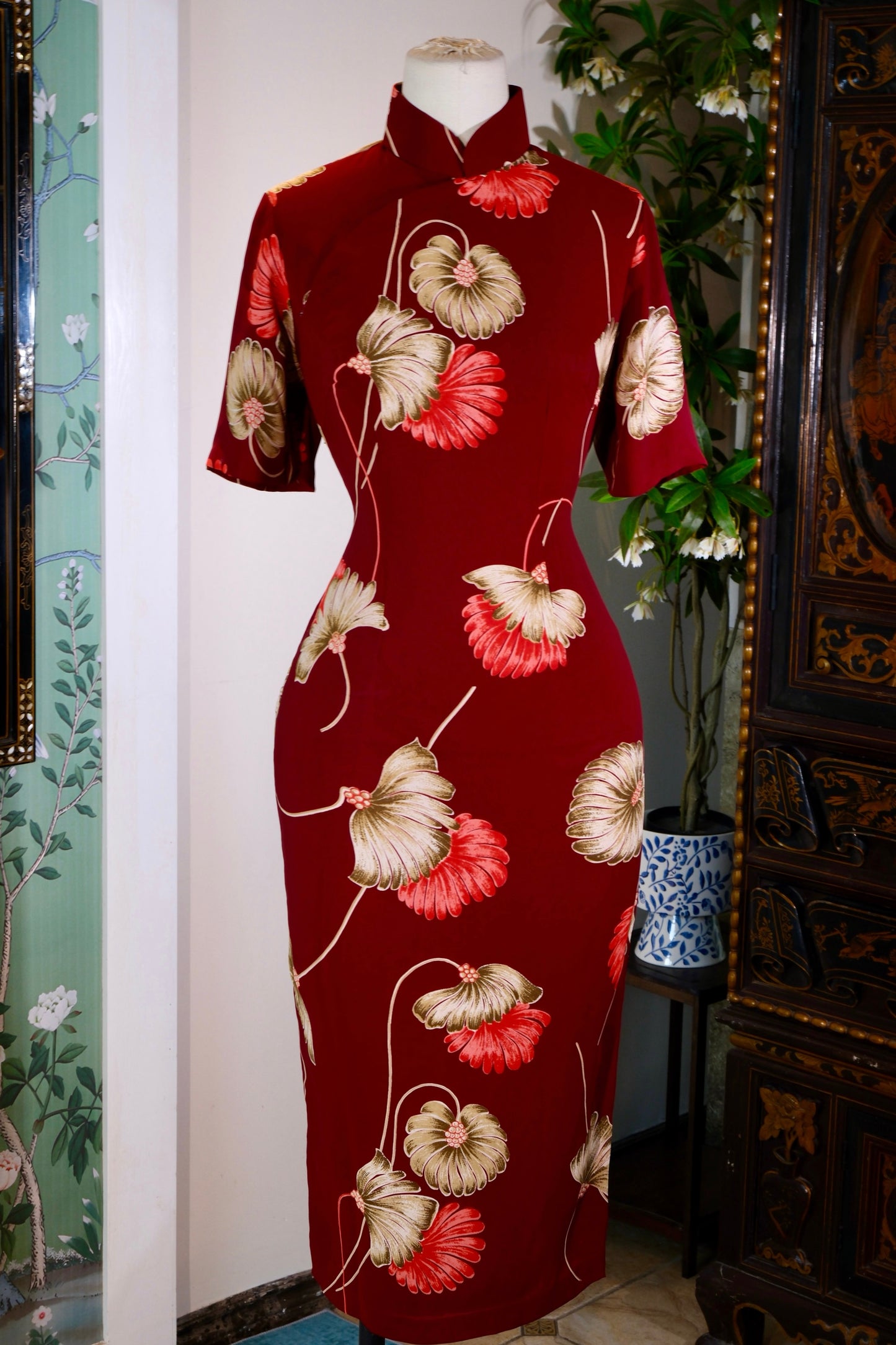 醉红流金——六十年代香港古董旗袍里的摩登与风雅 | Crimson and Liquid Gold — Modernity and Elegance within a 1960s Hong Kong Antique Qipao