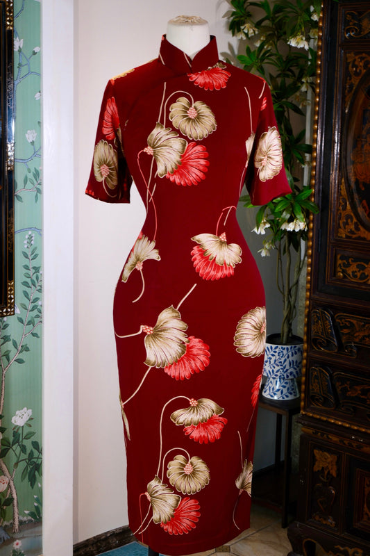 醉红流金——六十年代香港古董旗袍里的摩登与风雅 | Crimson and Liquid Gold — Modernity and Elegance within a 1960s Hong Kong Antique Qipao