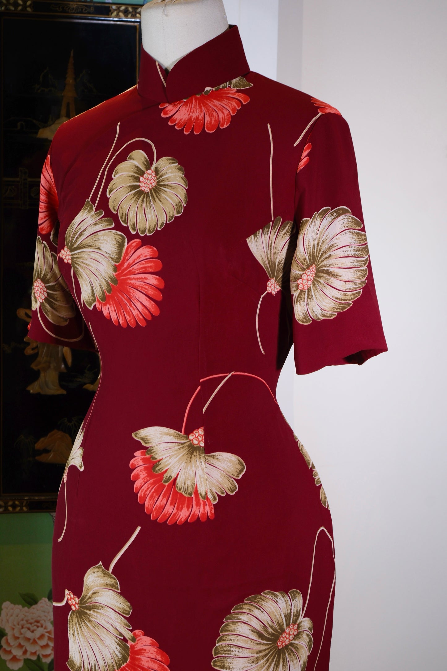 醉红流金——六十年代香港古董旗袍里的摩登与风雅 | Crimson and Liquid Gold — Modernity and Elegance within a 1960s Hong Kong Antique Qipao