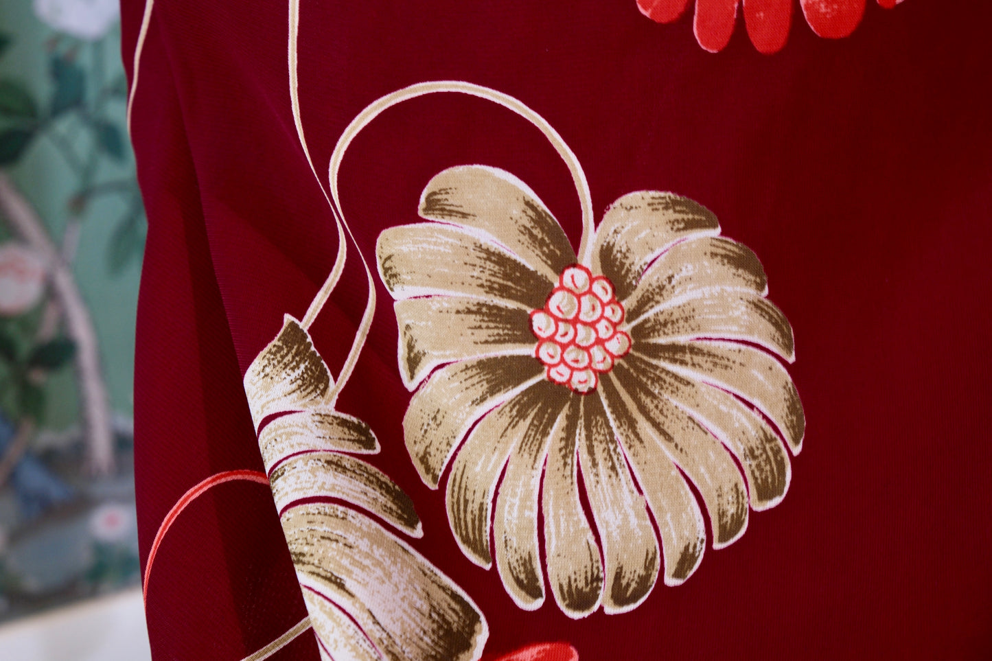 醉红流金——六十年代香港古董旗袍里的摩登与风雅 | Crimson and Liquid Gold — Modernity and Elegance within a 1960s Hong Kong Antique Qipao