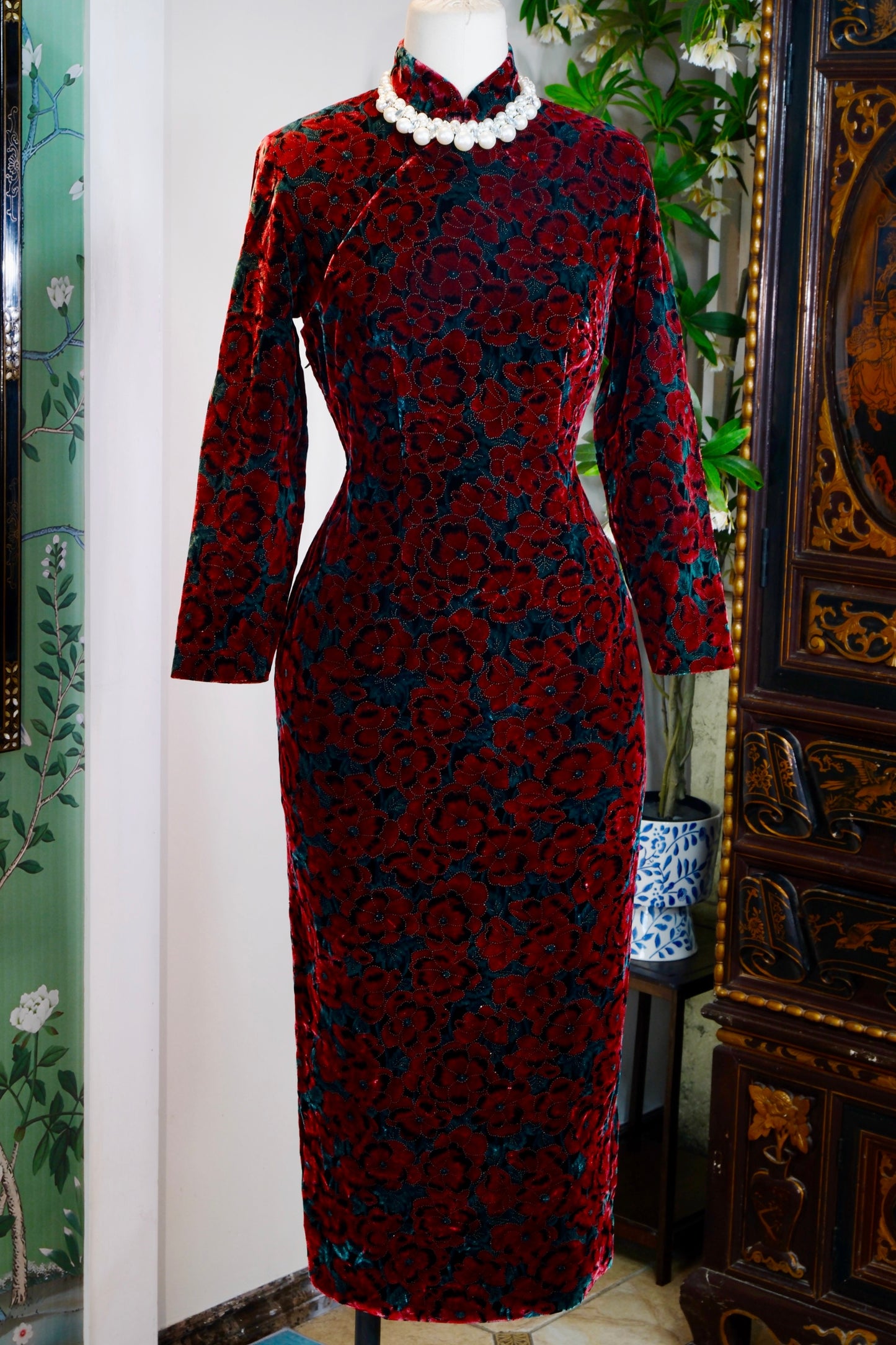 流金岁月里的红与绿——六十年代台湾金丝绒手绘旗袍 | Crimson and Green Within the Golden Years — A 1960s Taiwan-Produced Hand-Painted Silk Velvet Qipao