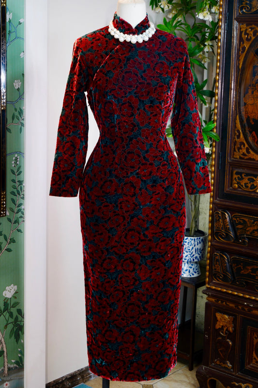 流金岁月里的红与绿——六十年代台湾金丝绒手绘旗袍 | Crimson and Green Within the Golden Years — A 1960s Taiwan-Produced Hand-Painted Silk Velvet Qipao