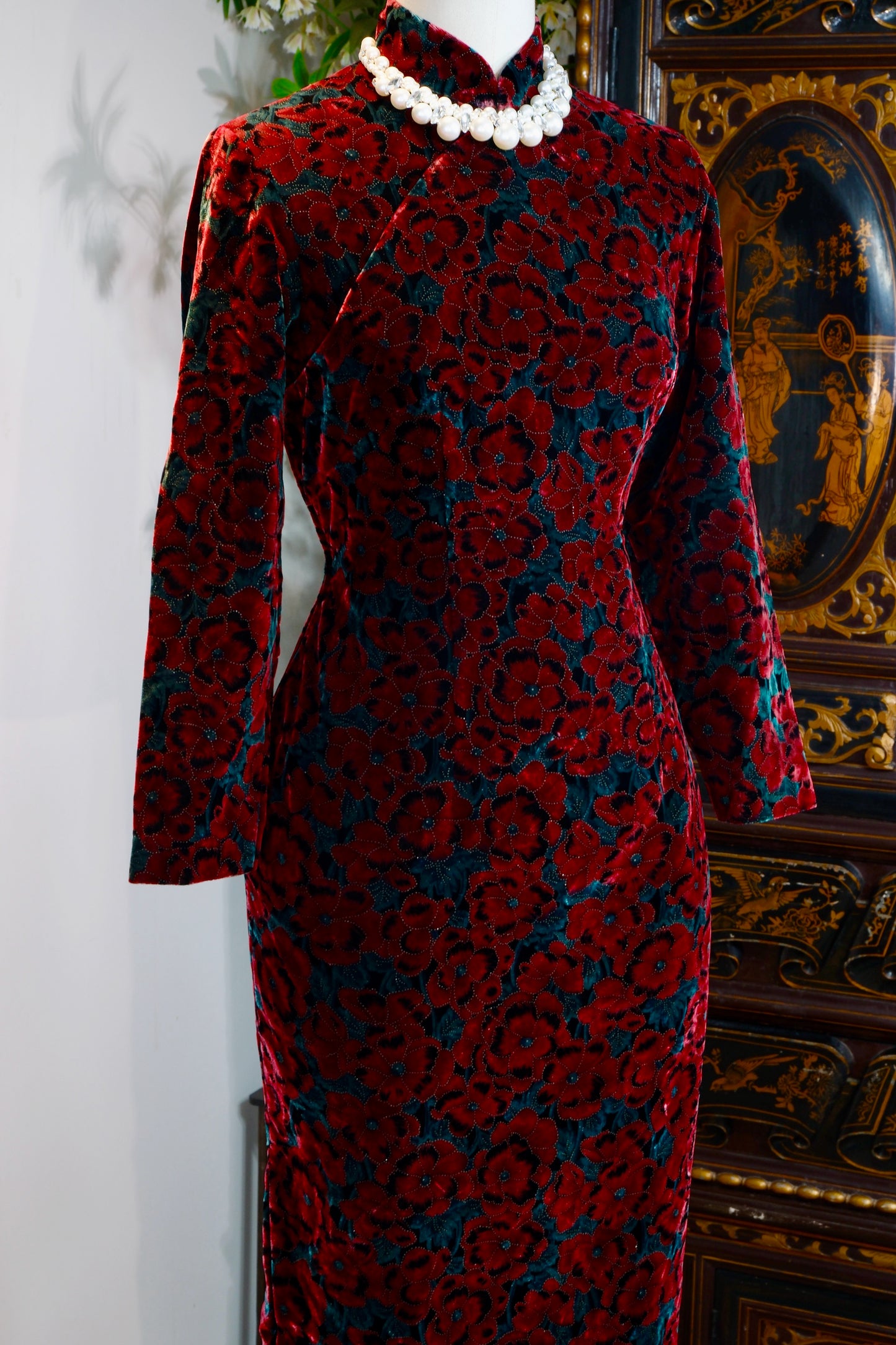 流金岁月里的红与绿——六十年代台湾金丝绒手绘旗袍 | Crimson and Green Within the Golden Years — A 1960s Taiwan-Produced Hand-Painted Silk Velvet Qipao
