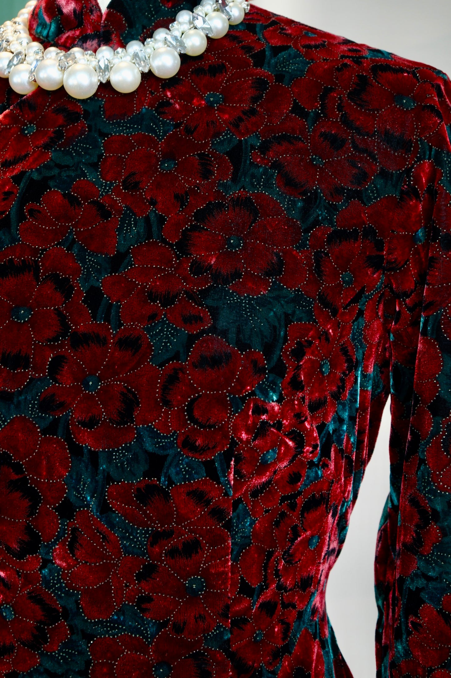流金岁月里的红与绿——六十年代台湾金丝绒手绘旗袍 | Crimson and Green Within the Golden Years — A 1960s Taiwan-Produced Hand-Painted Silk Velvet Qipao