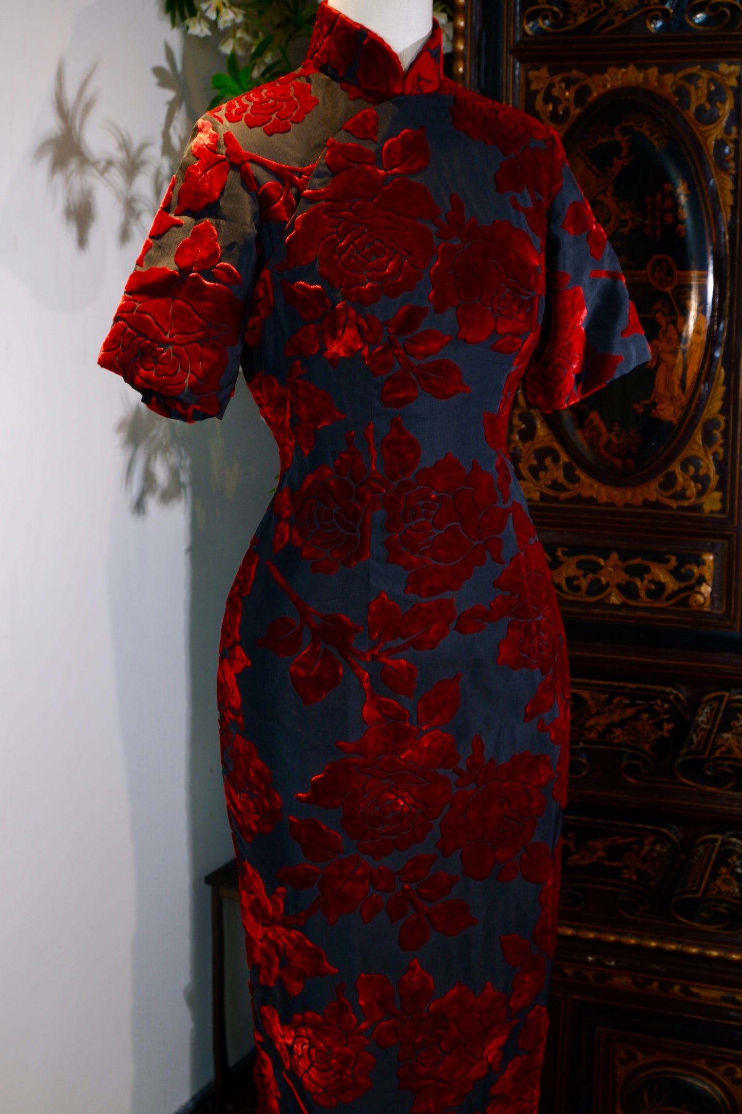 《暗夜繁花：当丝绒遇上烈火重生的玫瑰》| "Blossoms of the Dark Night: When Velvet Encounters the Rose Reborn through Fire"