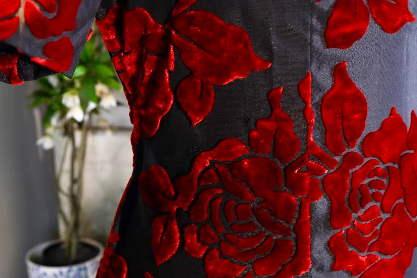 《暗夜繁花：当丝绒遇上烈火重生的玫瑰》| "Blossoms of the Dark Night: When Velvet Encounters the Rose Reborn through Fire"