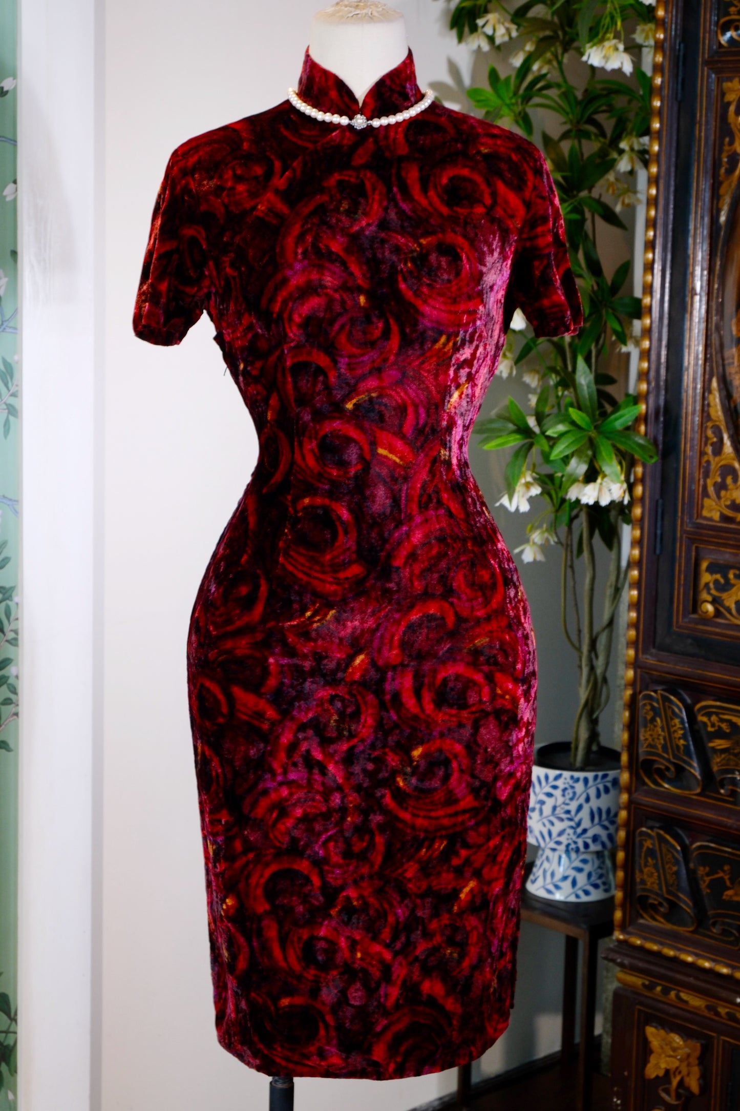 【六十年代香港丝绒旗袍·抽象玫瑰的摩登旧梦】|  【A 1960s Hong Kong Velvet Qipao · The Modern Old Dream of the Abstract Rose】