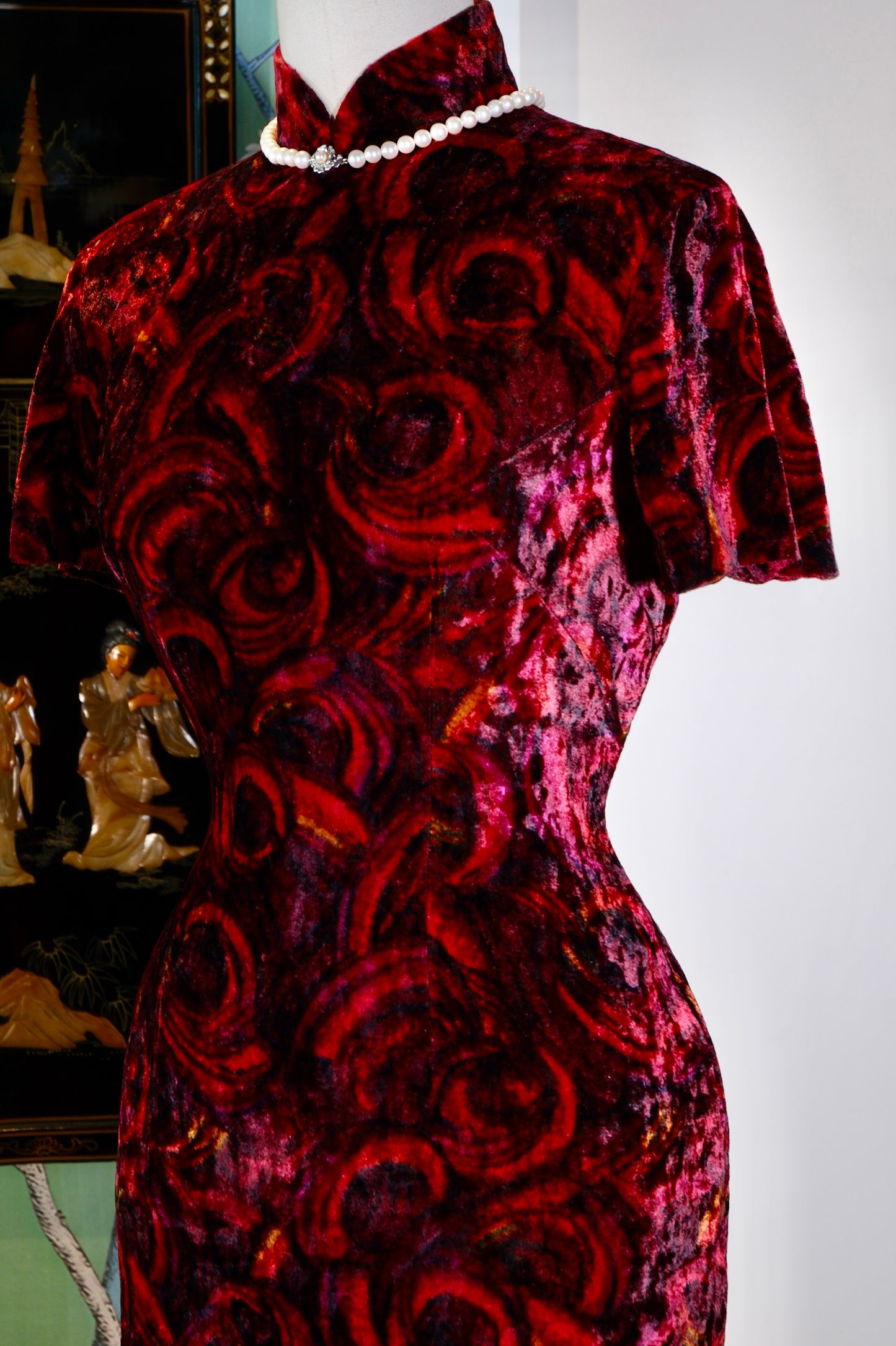 【六十年代香港丝绒旗袍·抽象玫瑰的摩登旧梦】|  【A 1960s Hong Kong Velvet Qipao · The Modern Old Dream of the Abstract Rose】