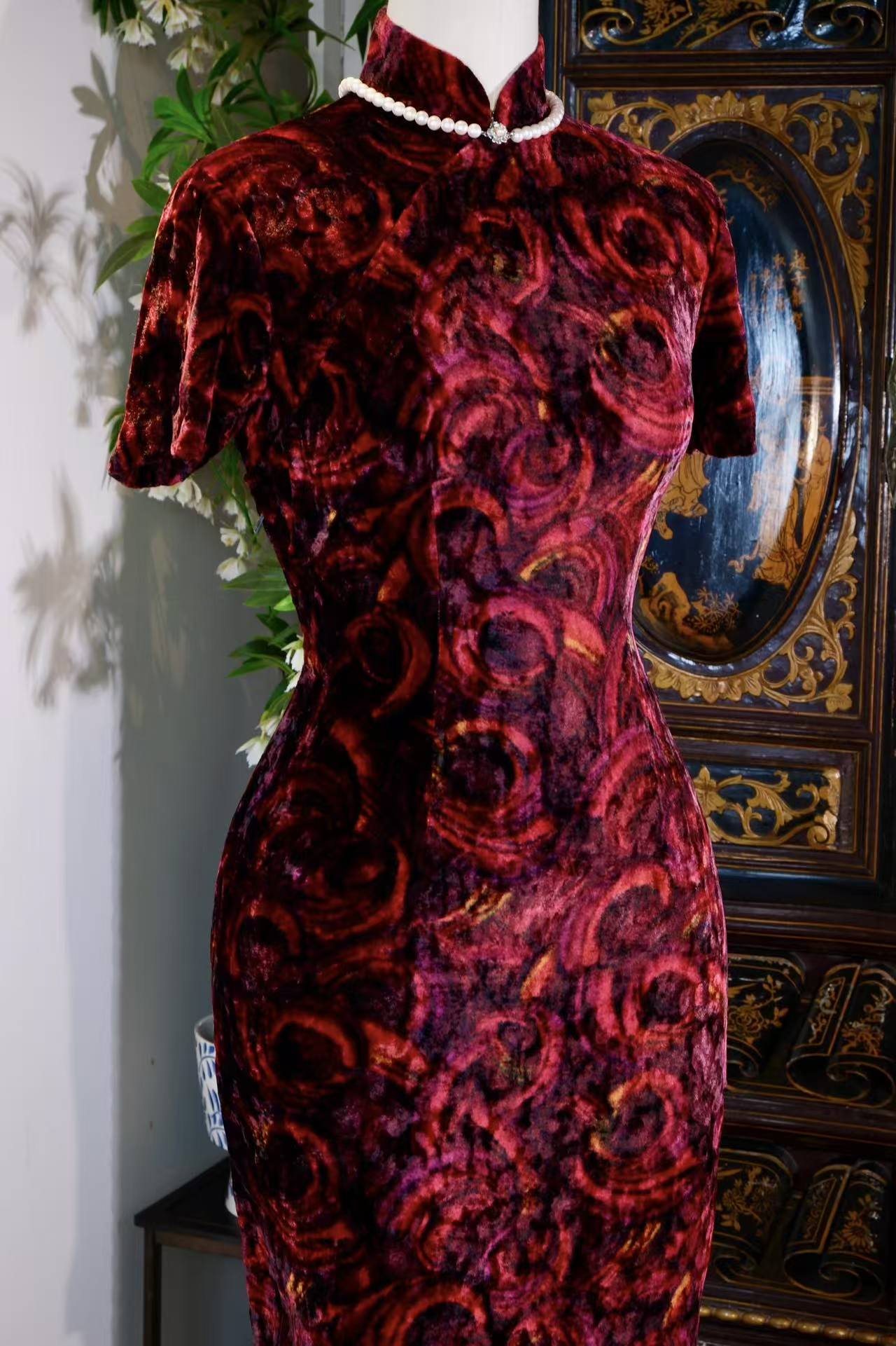 【六十年代香港丝绒旗袍·抽象玫瑰的摩登旧梦】|  【A 1960s Hong Kong Velvet Qipao · The Modern Old Dream of the Abstract Rose】