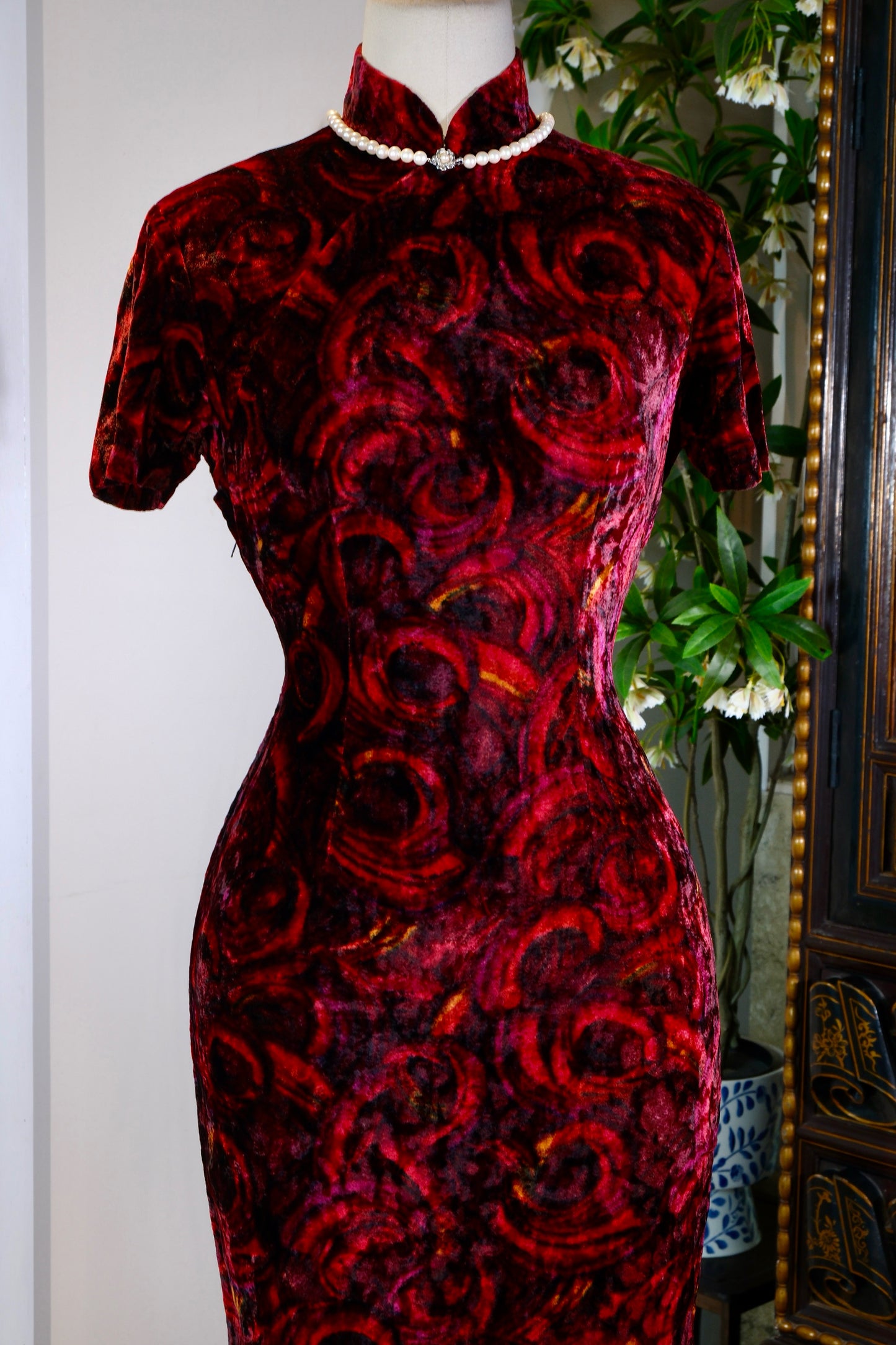 【六十年代香港丝绒旗袍·抽象玫瑰的摩登旧梦】|  【A 1960s Hong Kong Velvet Qipao · The Modern Old Dream of the Abstract Rose】