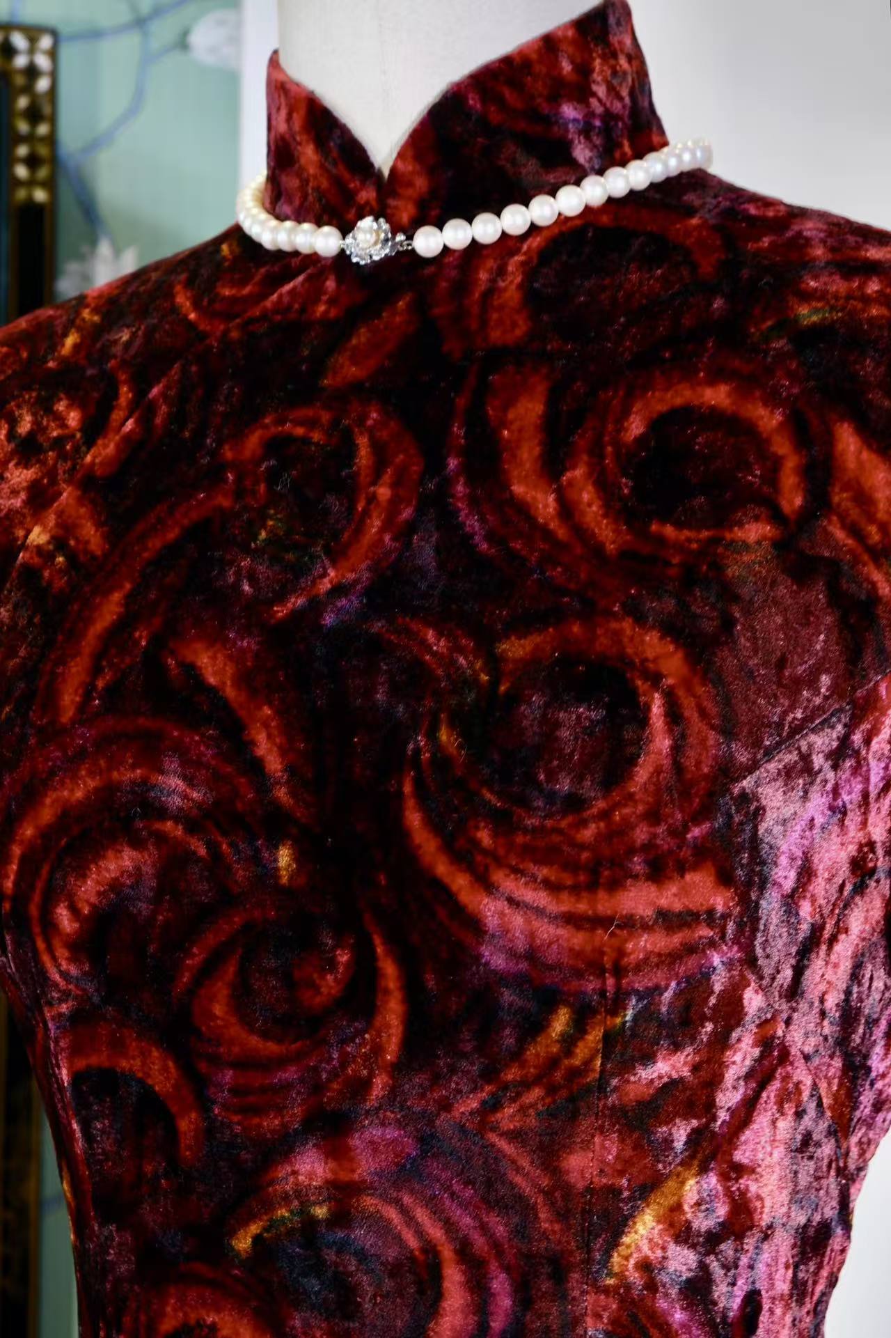 【六十年代香港丝绒旗袍·抽象玫瑰的摩登旧梦】|  【A 1960s Hong Kong Velvet Qipao · The Modern Old Dream of the Abstract Rose】