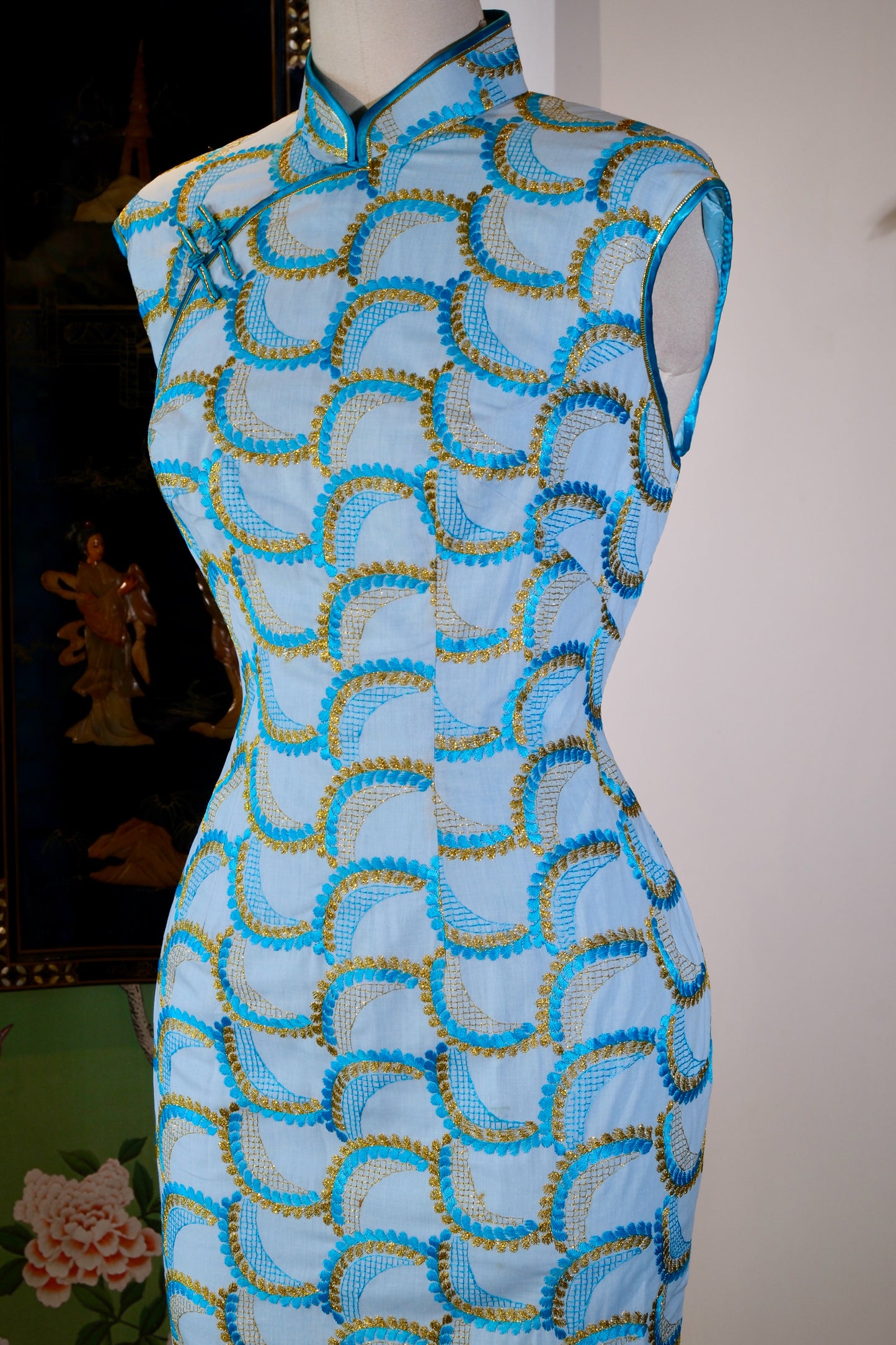 六十年代港产棉麻金线机绣旗袍——时光织就的东方雅韵 | A 1960s Hong Kong-Produced Cotton-Linen Gold-Thread Machine-Embroidered Qipao — Eastern Refinement Woven by Time
