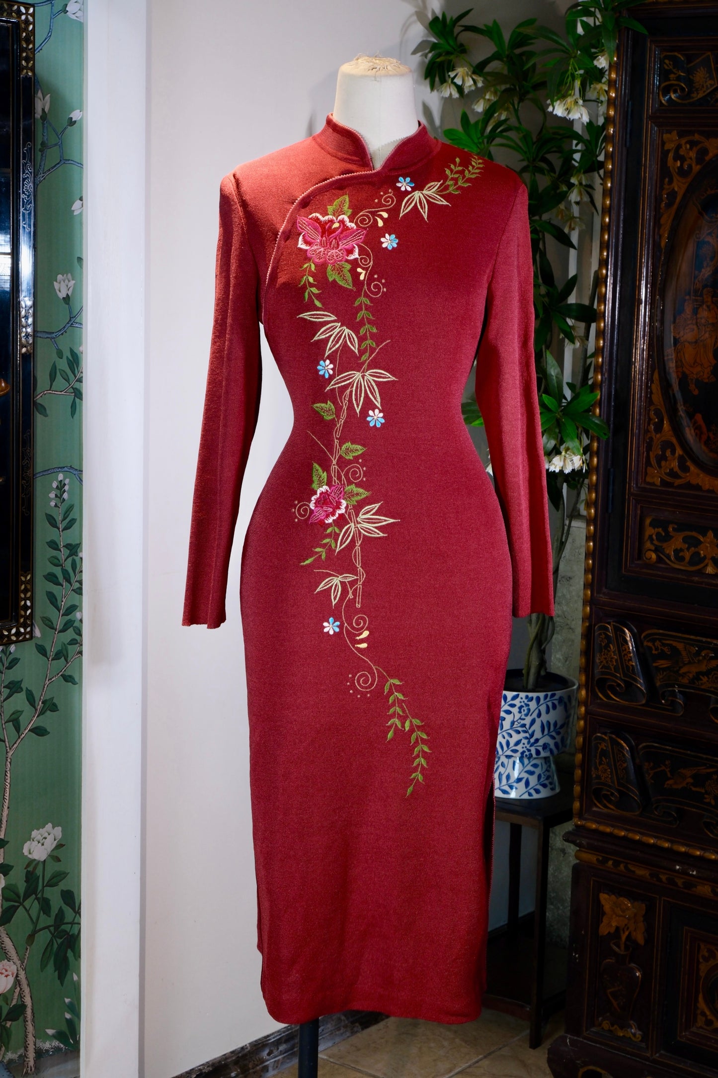 《锦瑟华年·港风遗韵——九十年代针织机绣古董旗袍赏析》| "Splendid Youth · Hong Kong Style Legacy — An Appreciation of a 1990s Knit Machine-Embroidered Antique Qipao"
