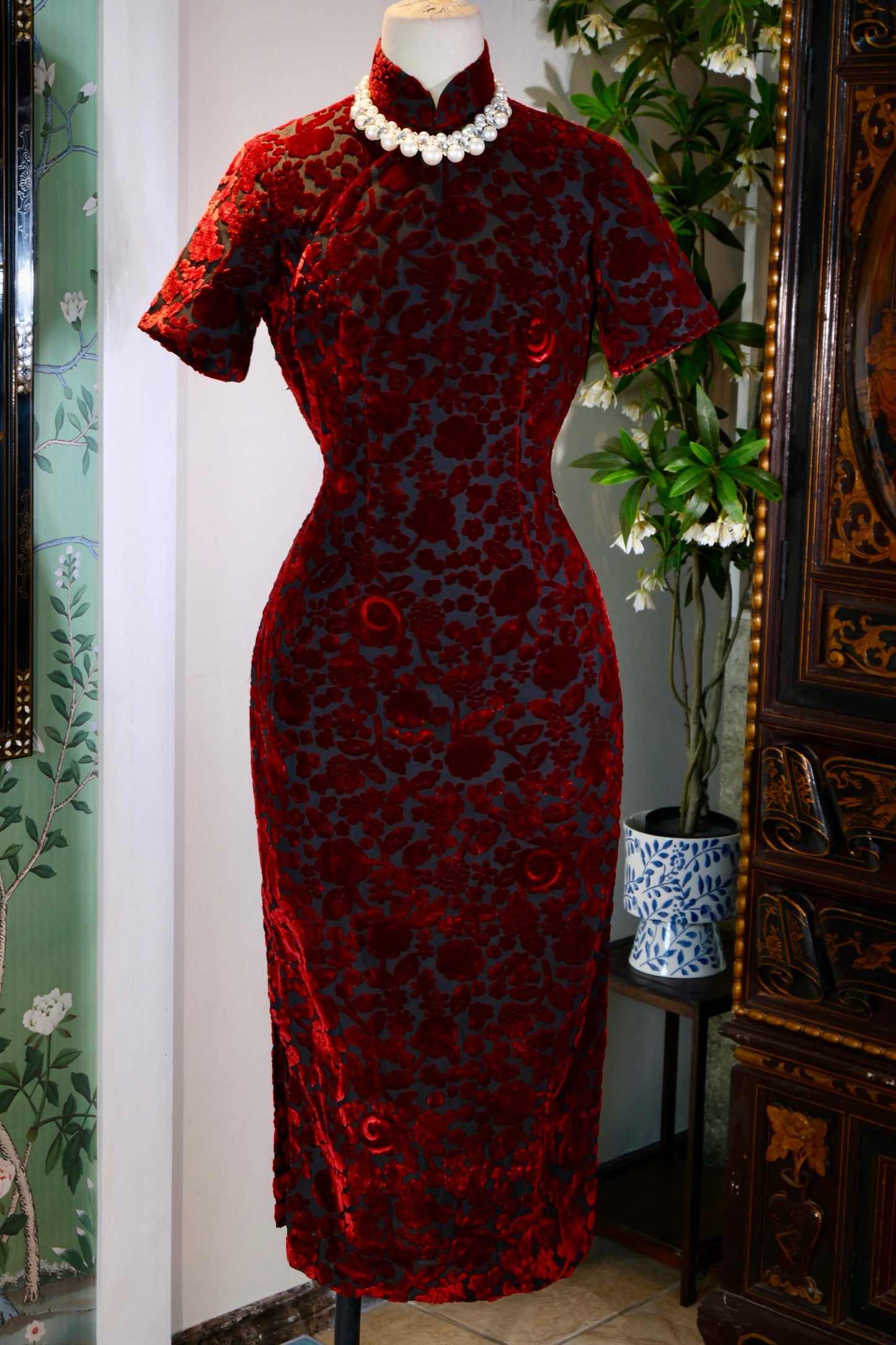 《赤绒焚花·六零遗梦：一件台湾古董旗袍的织物史诗》| "Crimson Velvet and Burnout Fire · Revery of the 1960s: A Textile Epic of a Taiwanese Antique Qipao"