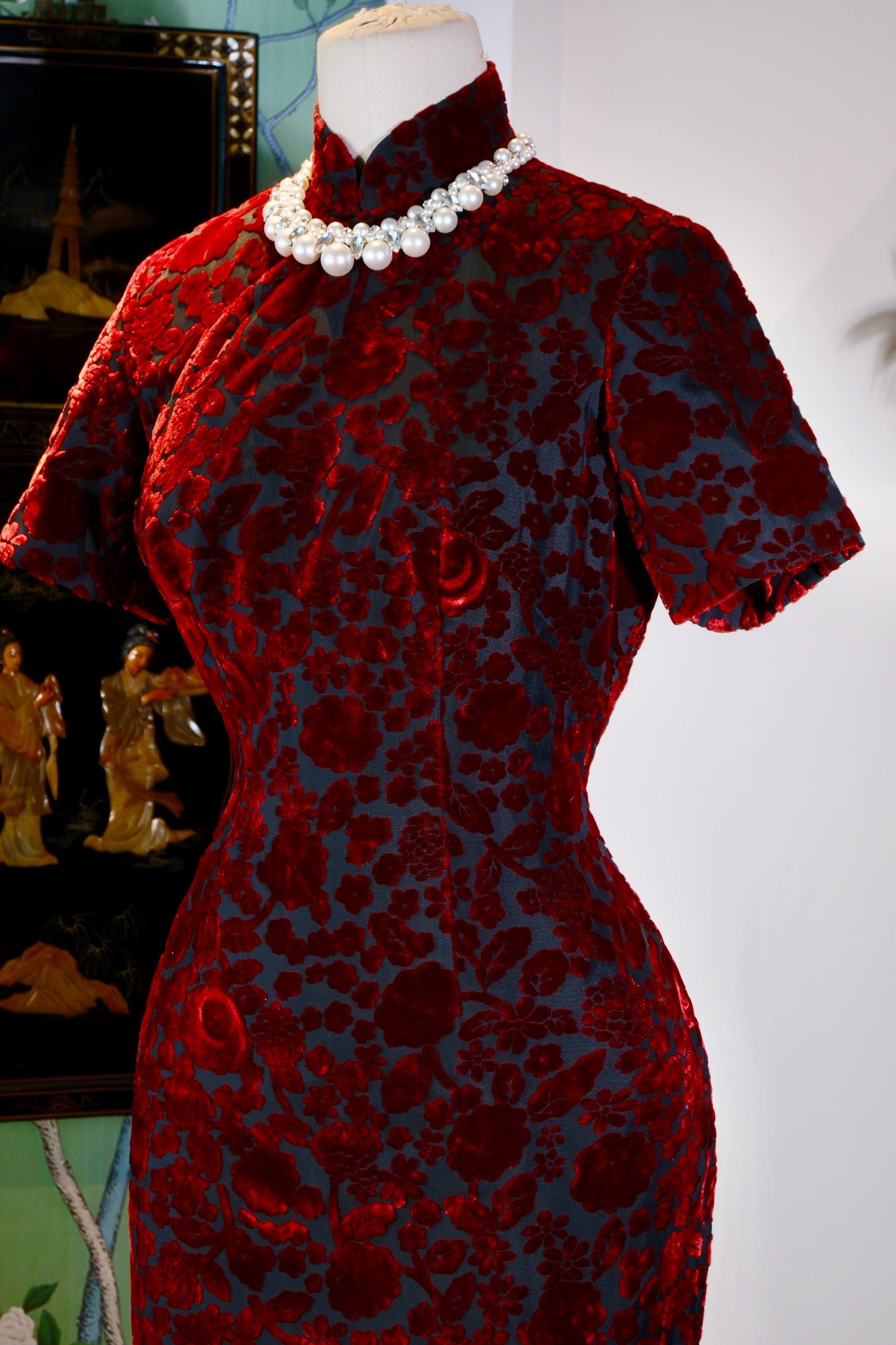 《赤绒焚花·六零遗梦：一件台湾古董旗袍的织物史诗》| "Crimson Velvet and Burnout Fire · Revery of the 1960s: A Textile Epic of a Taiwanese Antique Qipao"