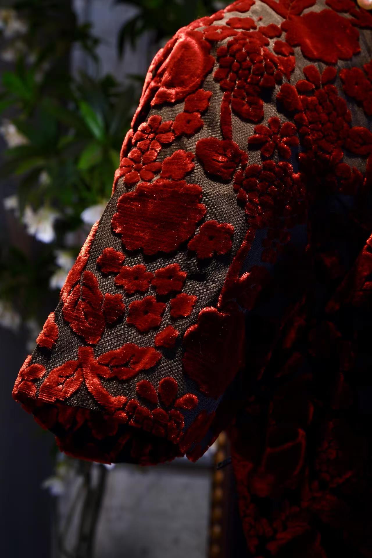 《赤绒焚花·六零遗梦：一件台湾古董旗袍的织物史诗》| "Crimson Velvet and Burnout Fire · Revery of the 1960s: A Textile Epic of a Taiwanese Antique Qipao"