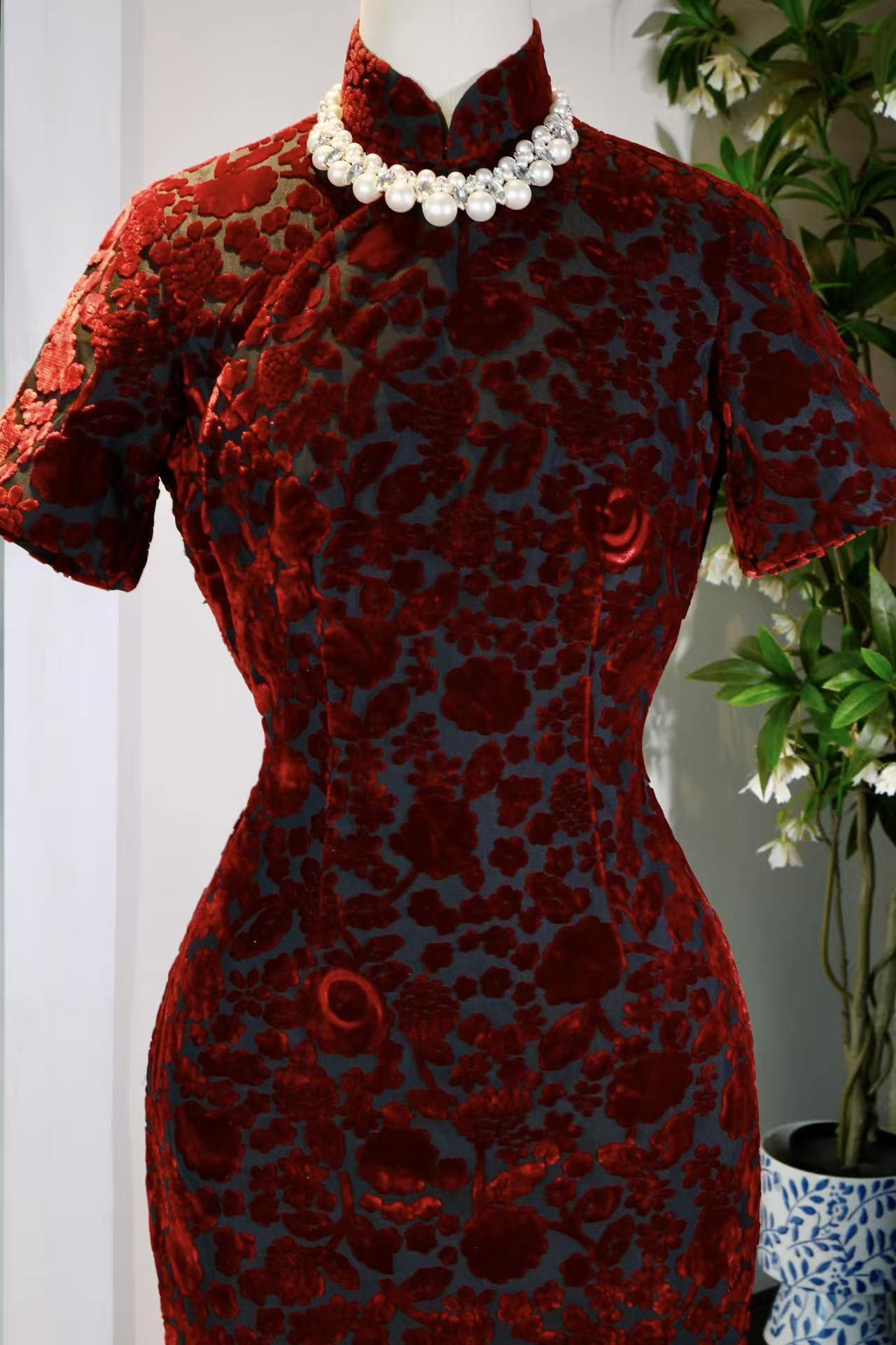 《赤绒焚花·六零遗梦：一件台湾古董旗袍的织物史诗》| "Crimson Velvet and Burnout Fire · Revery of the 1960s: A Textile Epic of a Taiwanese Antique Qipao"