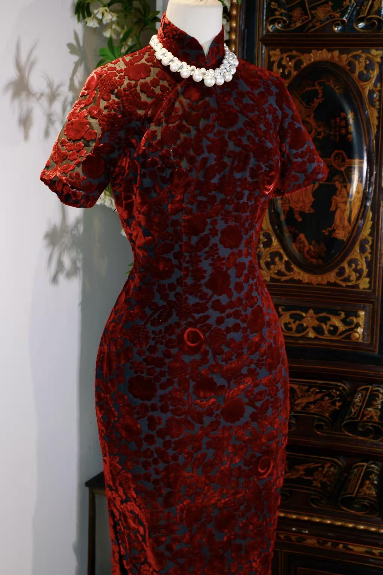 《赤绒焚花·六零遗梦：一件台湾古董旗袍的织物史诗》| "Crimson Velvet and Burnout Fire · Revery of the 1960s: A Textile Epic of a Taiwanese Antique Qipao"