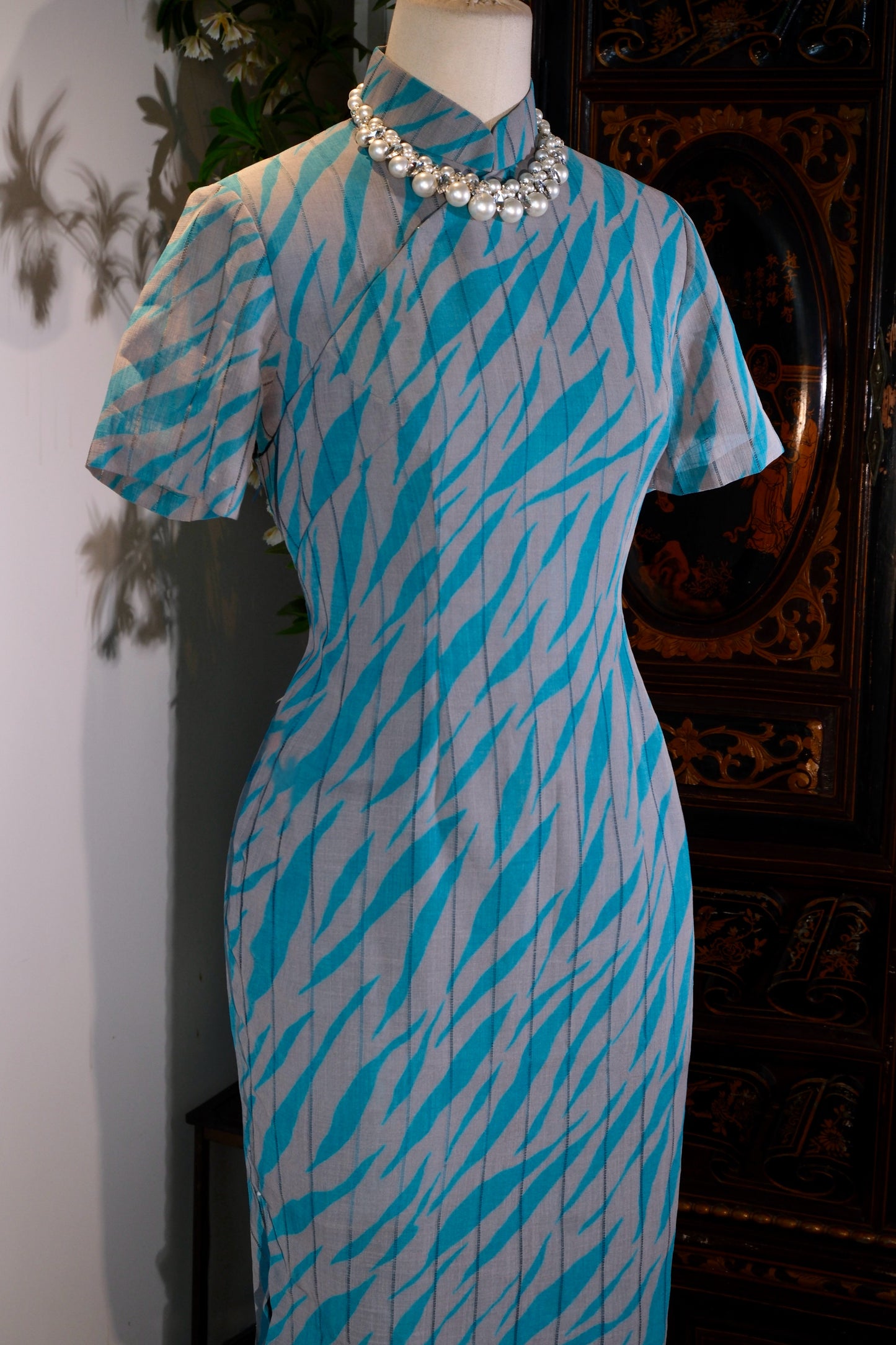 碧海潮生·六零香江——绝版亚麻镂空编织纹样古董旗袍 | "Blue Seas and Surging Tides · 1960s Hong Kong — An Appreciation of an Out-of-Print Linen Openwork-Weave Antique Qipao"