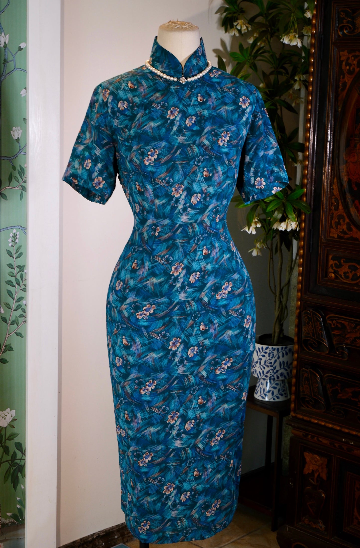 蓝调狂想：六十年代港式抽象印花旗袍鉴赏 | "Blue Rhapsody: An Appreciation of a 1960s Hong Kong-Style Abstract Printed Qipao"