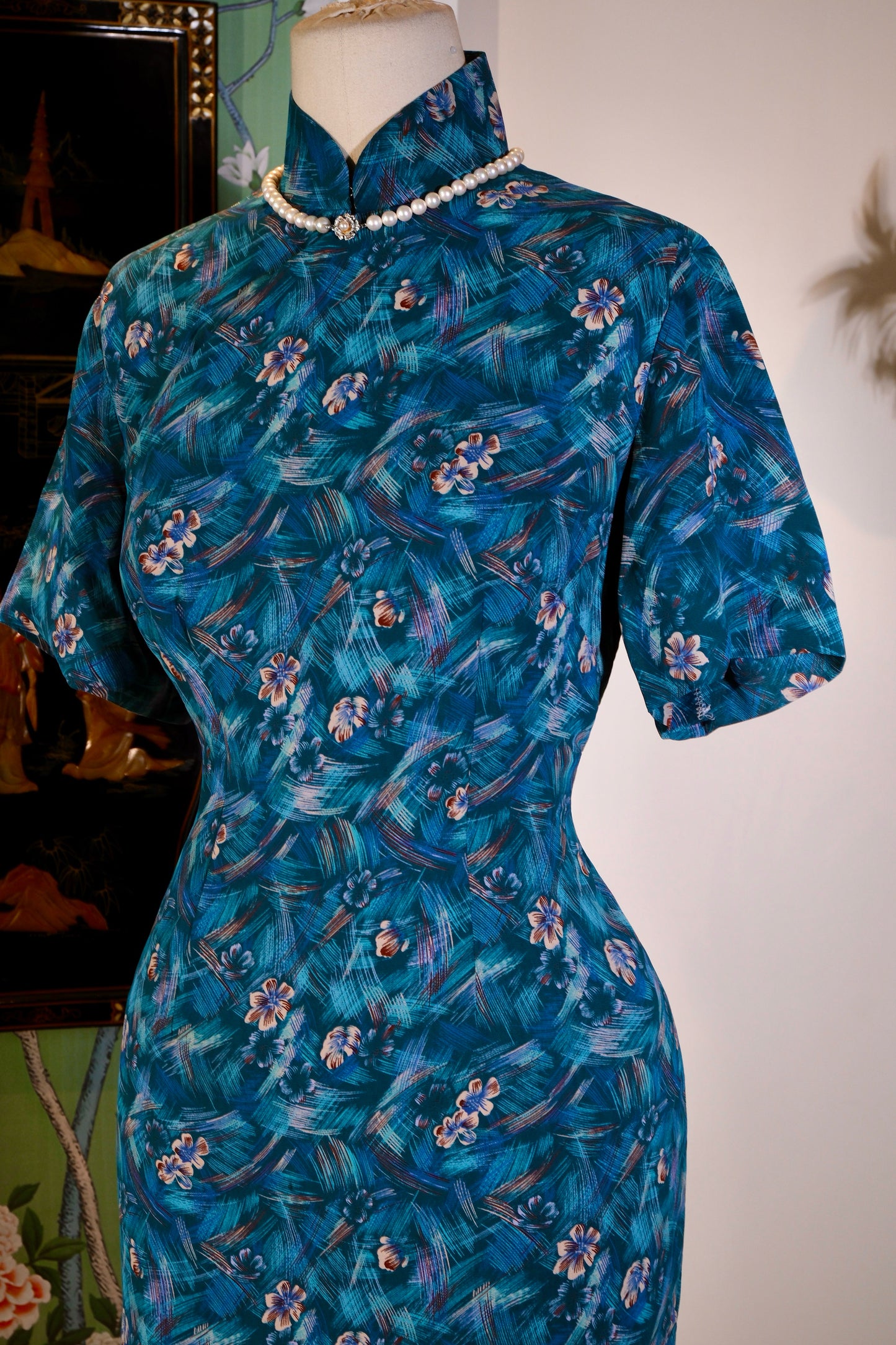 蓝调狂想：六十年代港式抽象印花旗袍鉴赏 | "Blue Rhapsody: An Appreciation of a 1960s Hong Kong-Style Abstract Printed Qipao"