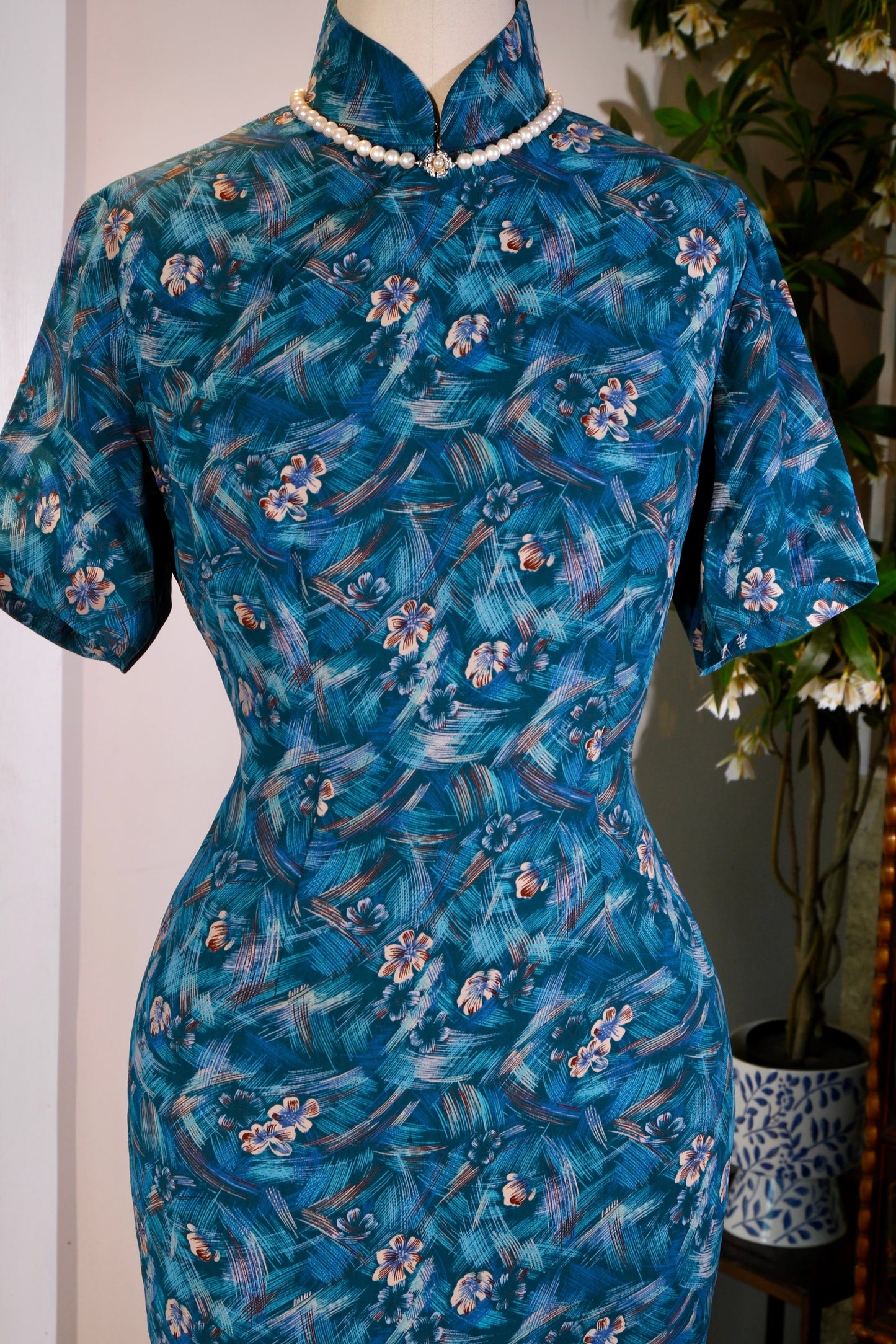 蓝调狂想：六十年代港式抽象印花旗袍鉴赏 | "Blue Rhapsody: An Appreciation of a 1960s Hong Kong-Style Abstract Printed Qipao"